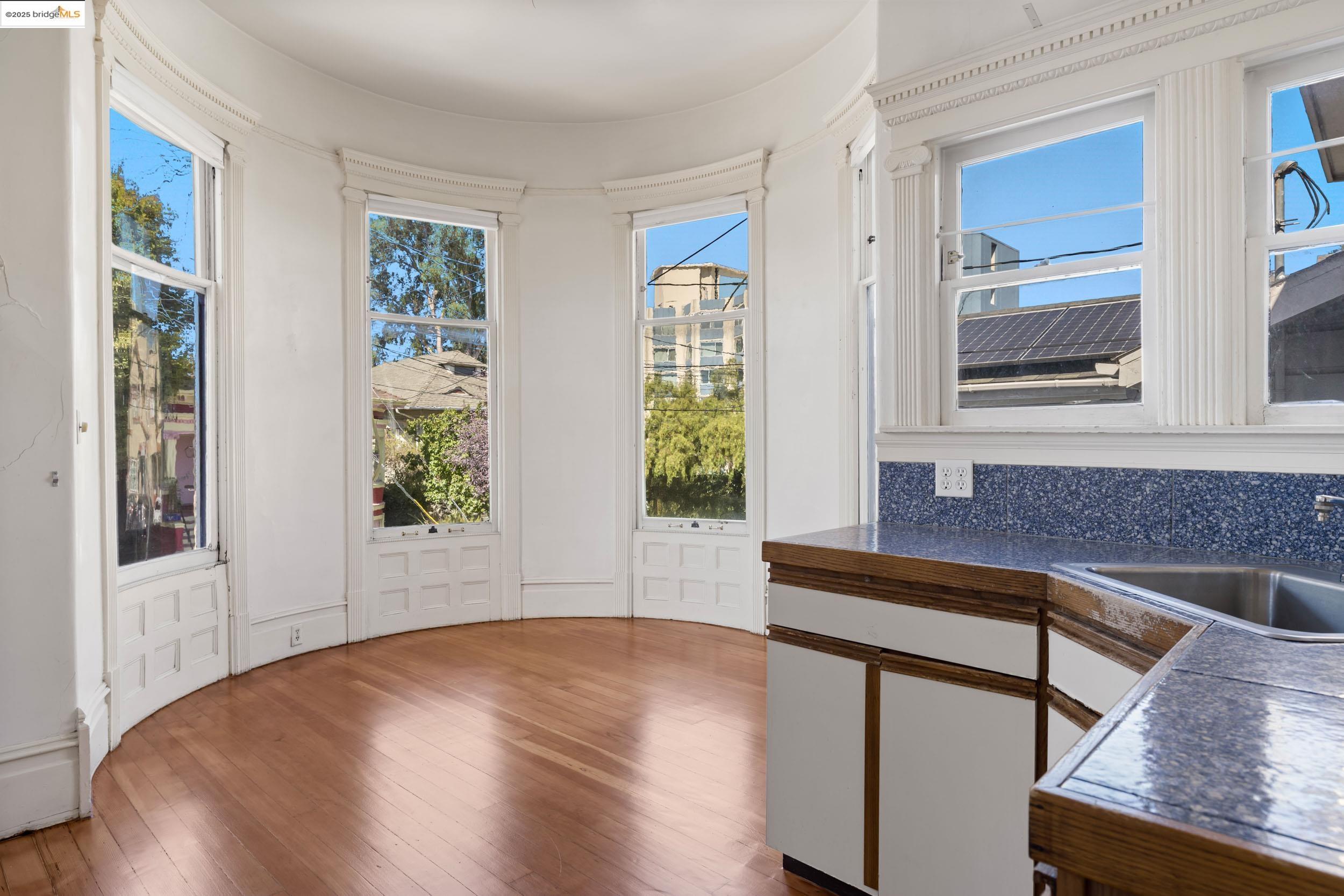 Detail Gallery Image 4 of 27 For 102 Hamilton Pl, Oakland,  CA 94612 - – Beds | – Baths