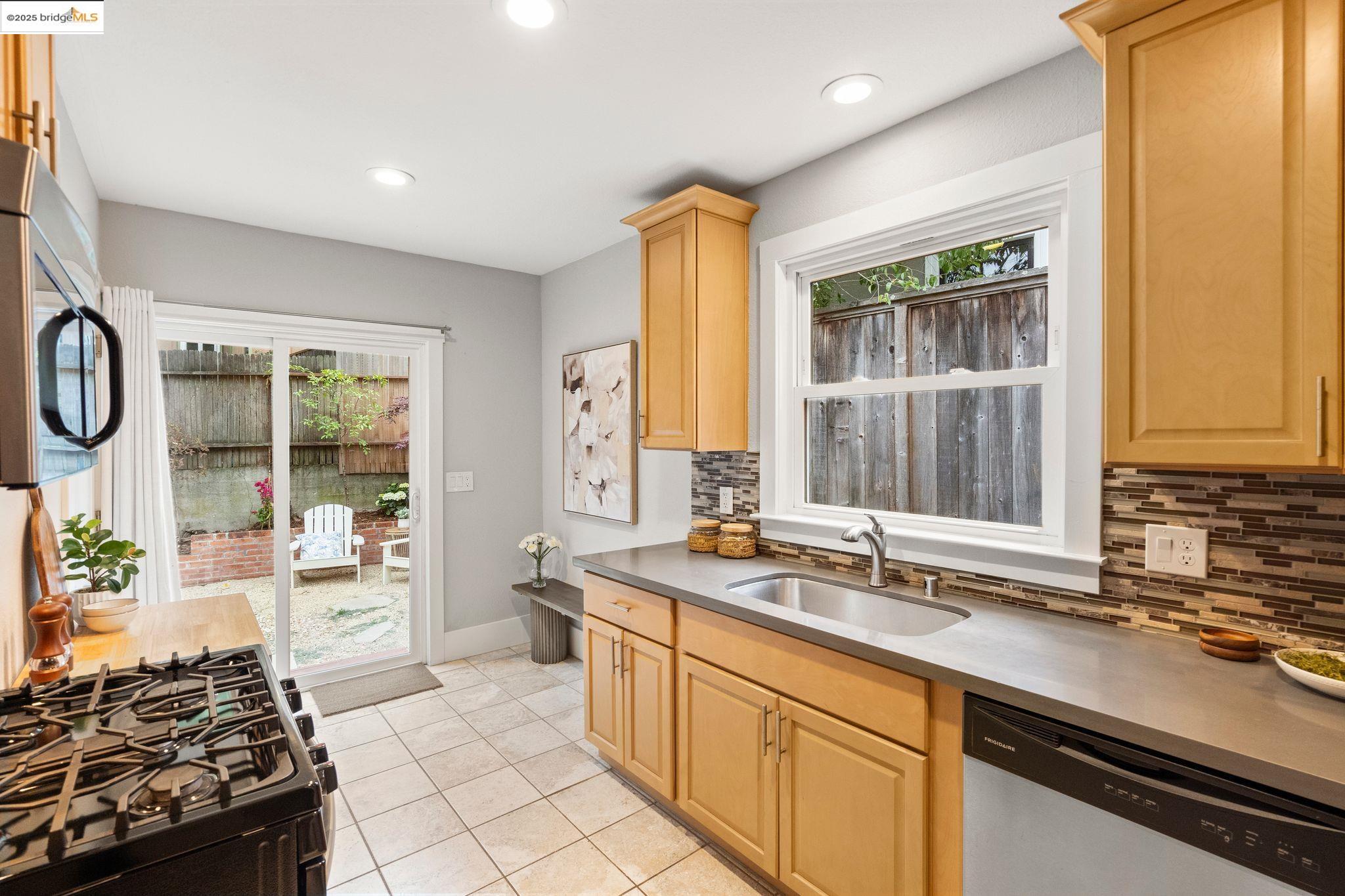 Detail Gallery Image 9 of 30 For 1006 Glendora Ave, Oakland,  CA 94602 - 2 Beds | 1 Baths