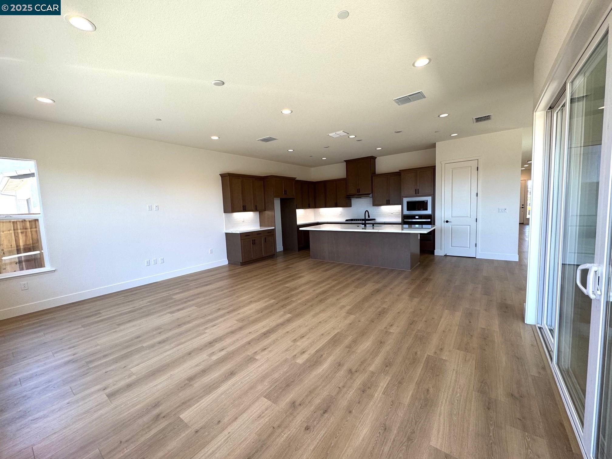 Detail Gallery Image 7 of 19 For 17585 Bushwick Lane, Lathrop,  CA 95330 - 5 Beds | 3 Baths