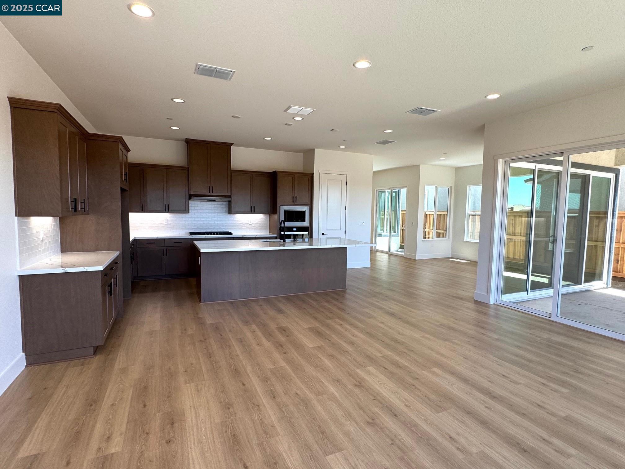 Detail Gallery Image 8 of 19 For 17585 Bushwick Lane, Lathrop,  CA 95330 - 5 Beds | 3 Baths