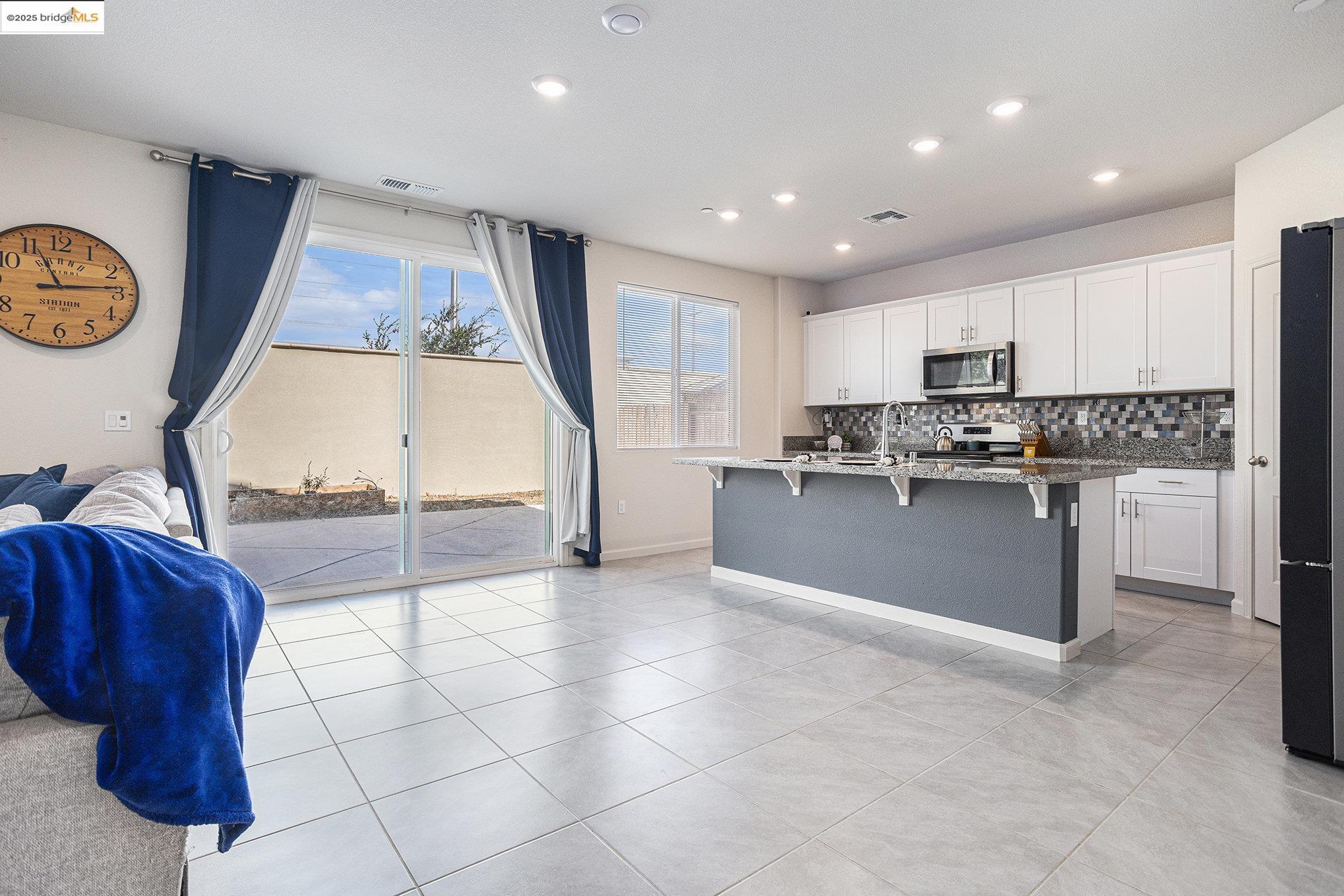 Detail Gallery Image 3 of 25 For 868 Diamante Way, Oakley,  CA 94561 - 3 Beds | 2/1 Baths