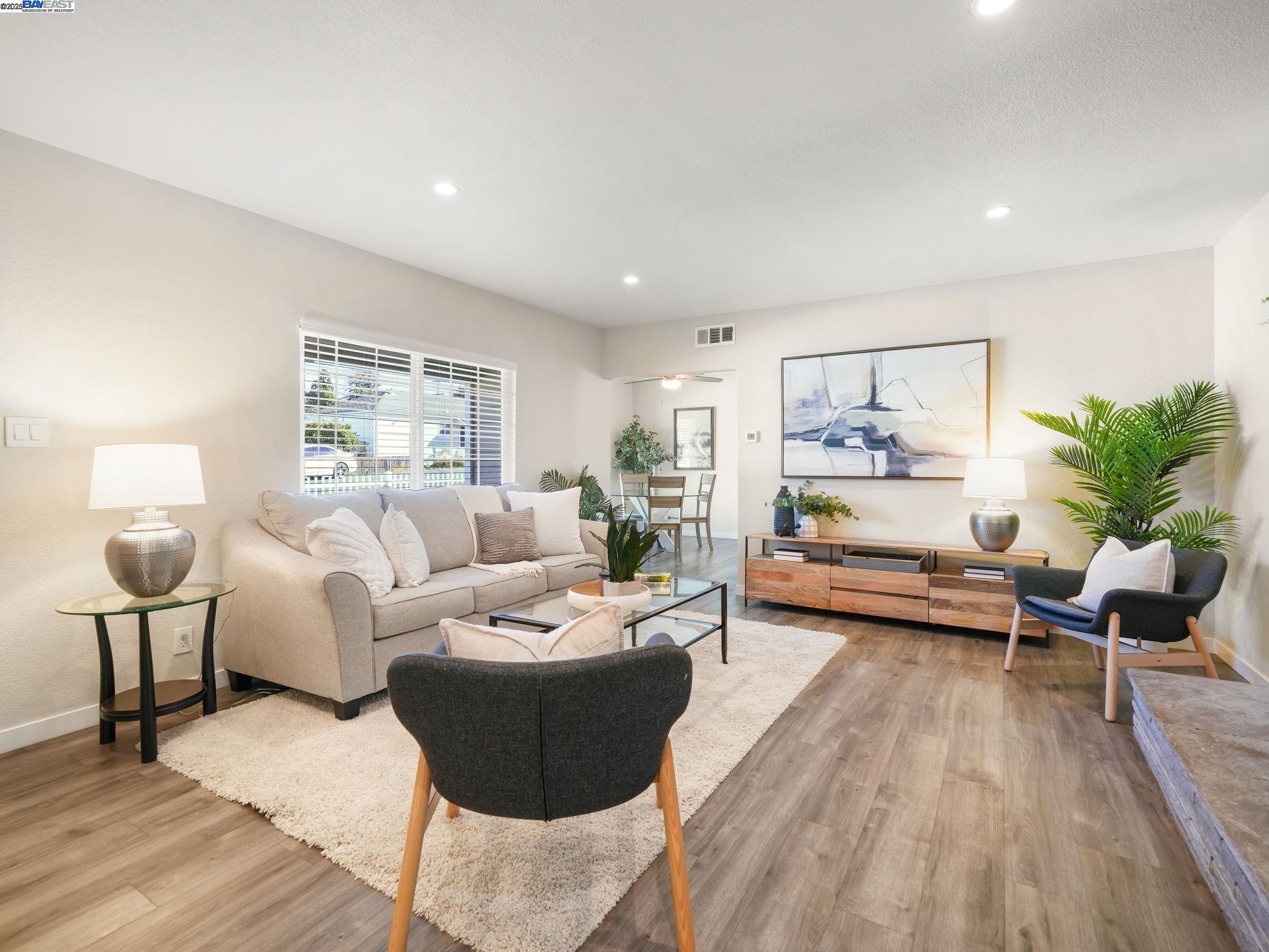 Detail Gallery Image 4 of 27 For 4171 Wilson Ave, Castro Valley,  CA 94546 - 3 Beds | 2/1 Baths