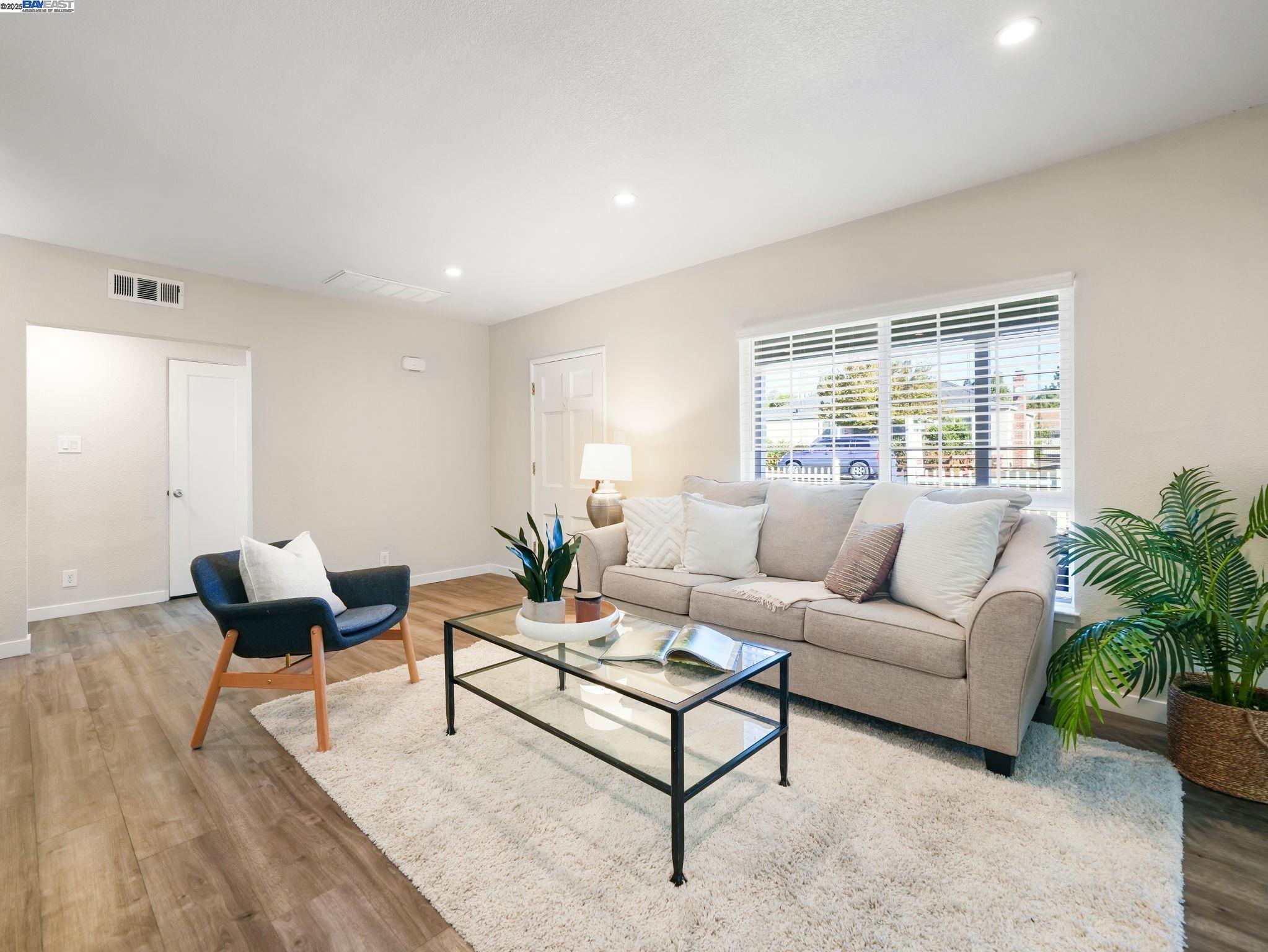 Detail Gallery Image 5 of 27 For 4171 Wilson Ave, Castro Valley,  CA 94546 - 3 Beds | 2/1 Baths