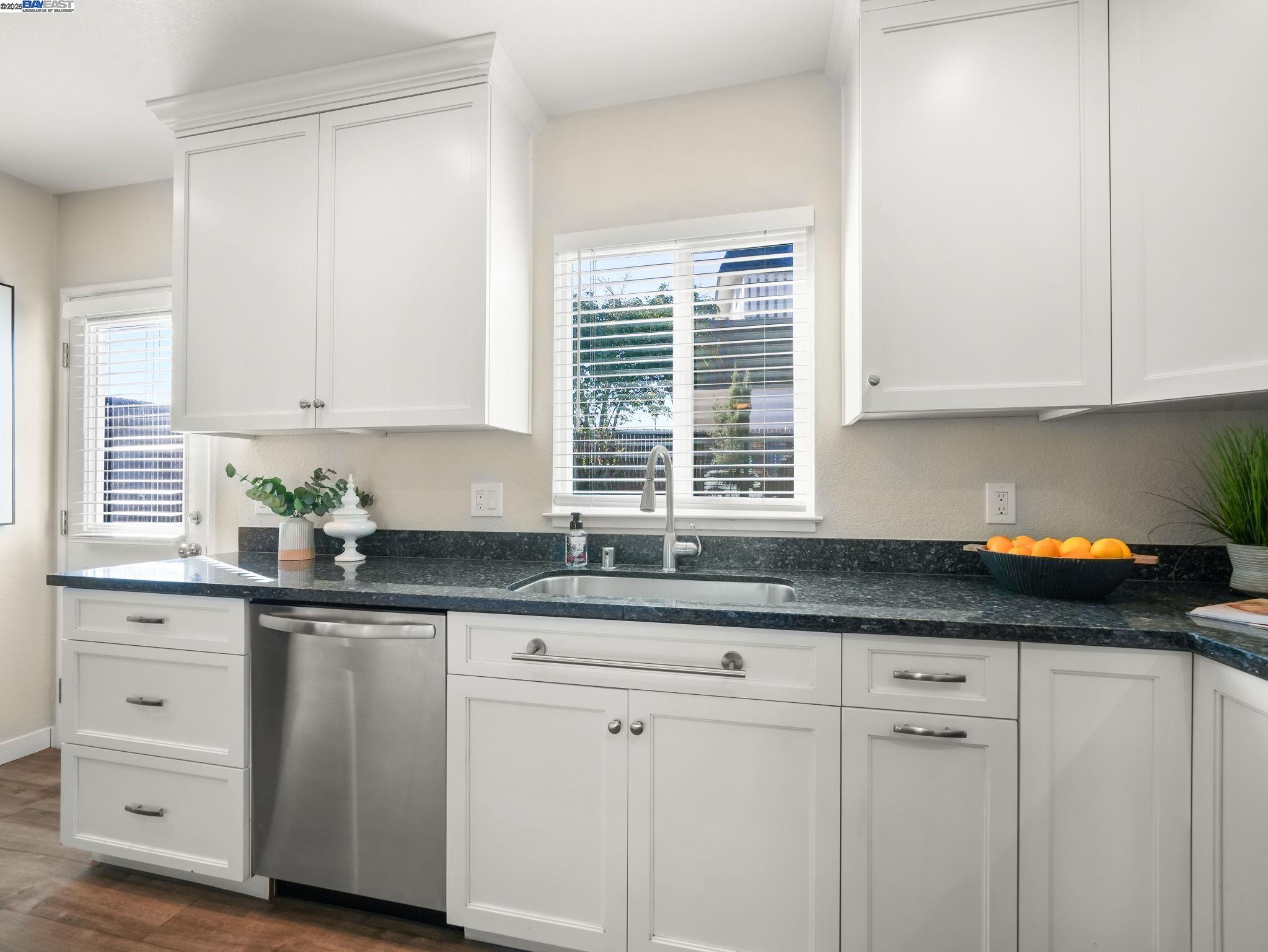 Detail Gallery Image 9 of 27 For 4171 Wilson Ave, Castro Valley,  CA 94546 - 3 Beds | 2/1 Baths