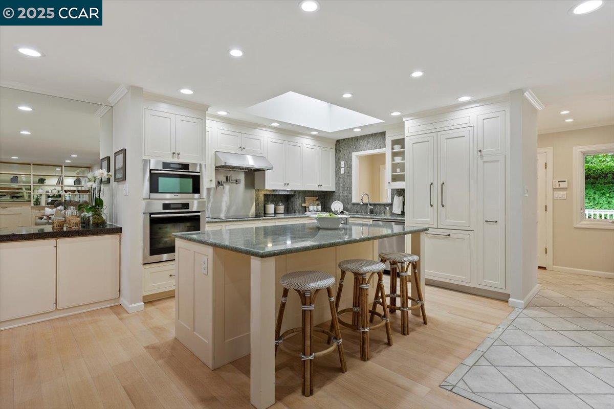 Detail Gallery Image 12 of 39 For 24 Valencia Rd., Orinda,  CA 94563 - 5 Beds | 3 Baths