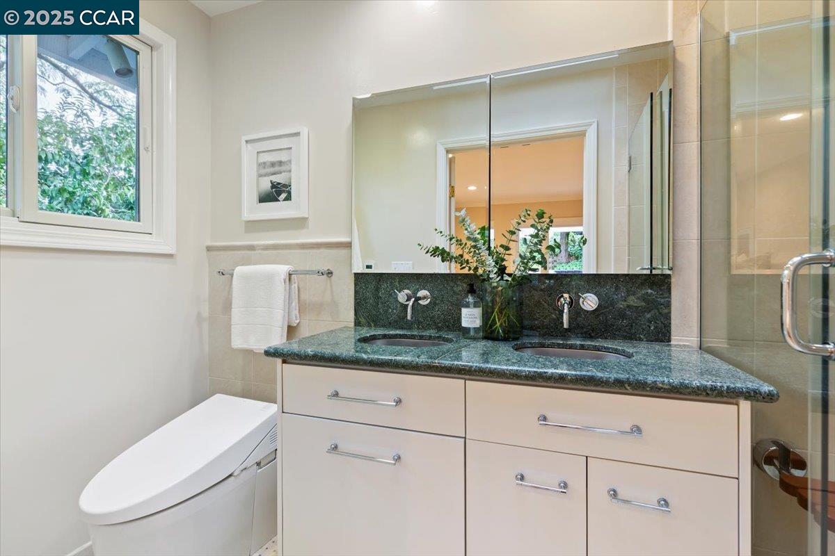 Detail Gallery Image 17 of 39 For 24 Valencia Rd., Orinda,  CA 94563 - 5 Beds | 3 Baths