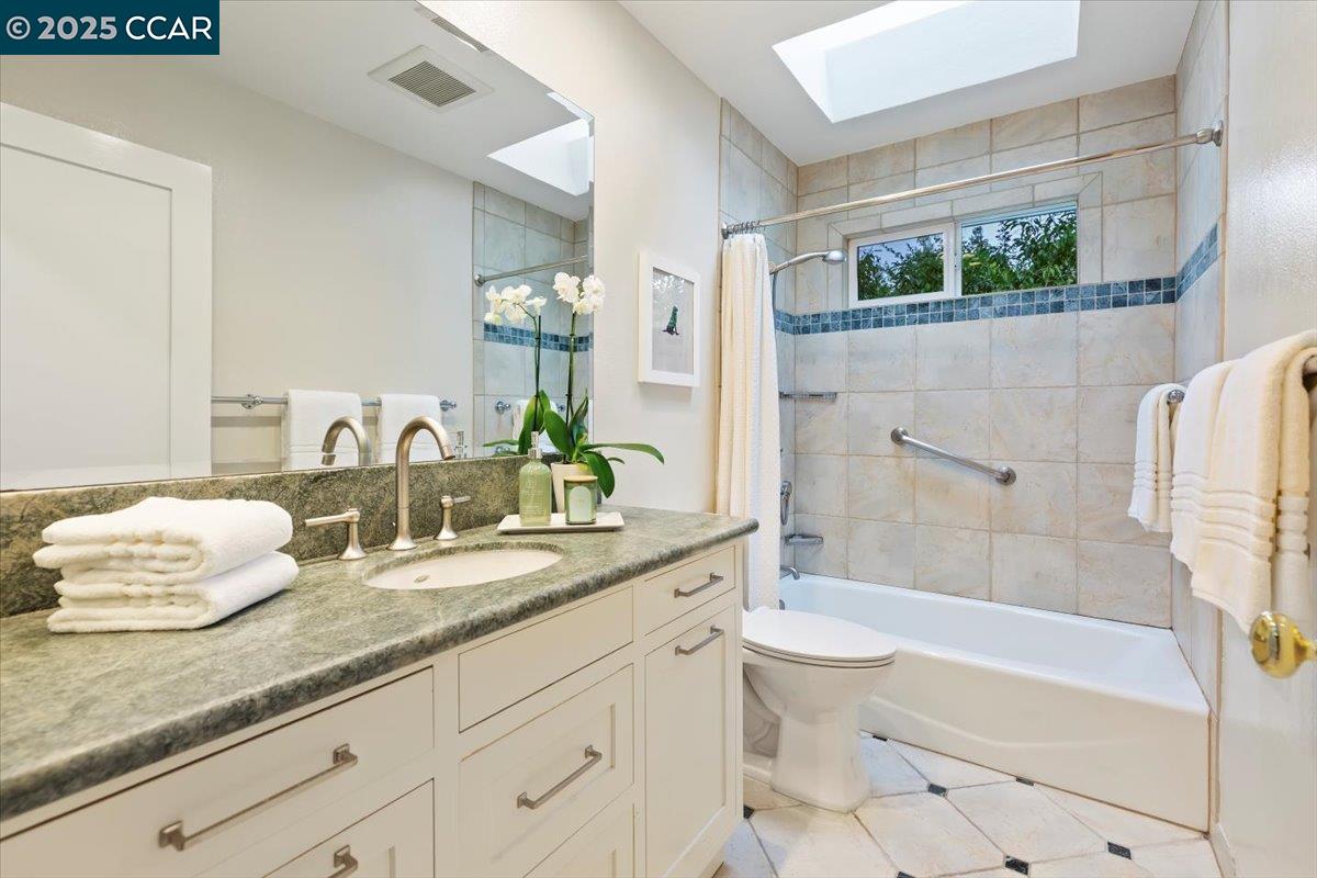 Detail Gallery Image 20 of 39 For 24 Valencia Rd., Orinda,  CA 94563 - 5 Beds | 3 Baths