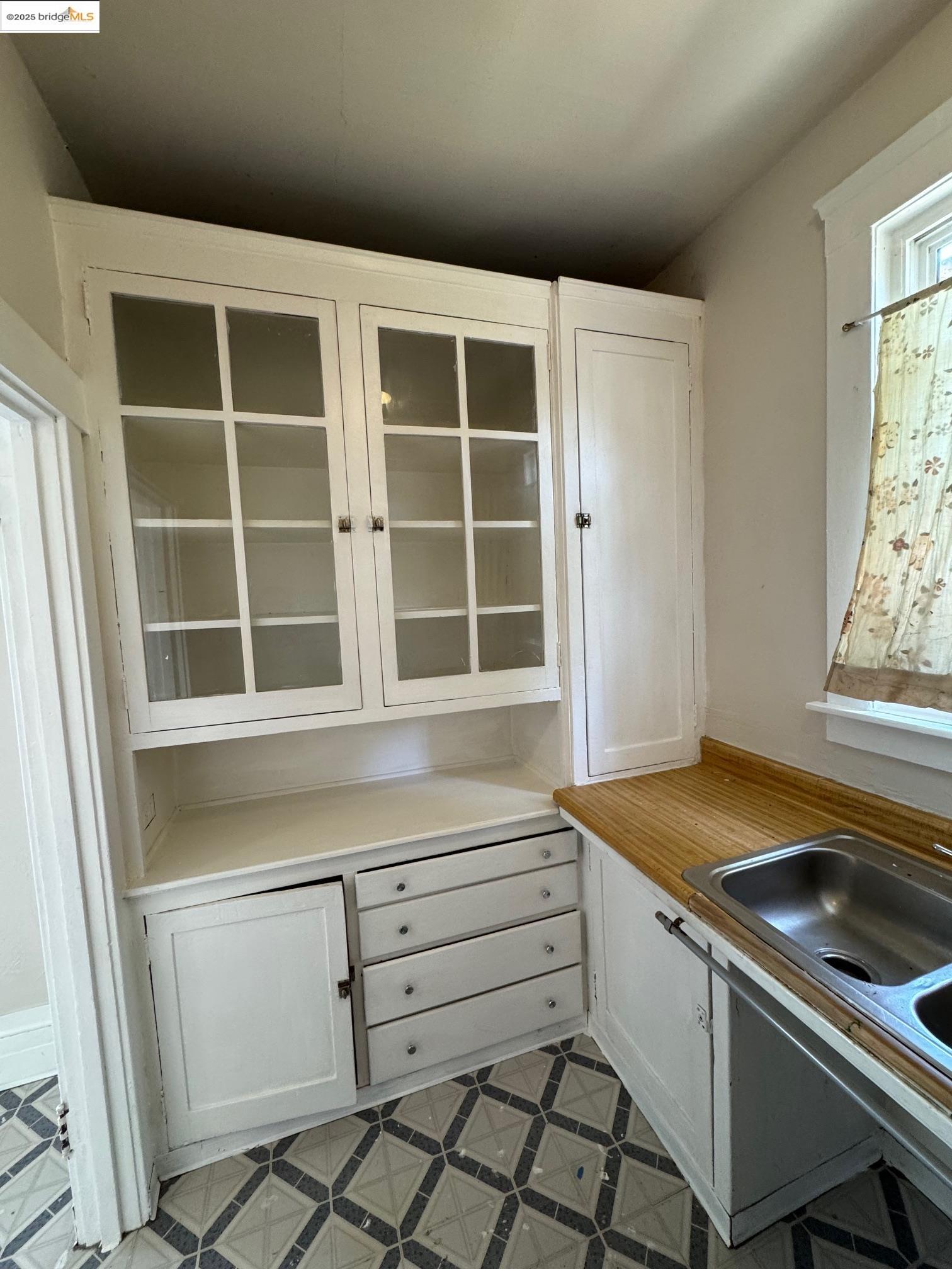 Detail Gallery Image 3 of 15 For 1626 12th St, Oakland,  CA 94607 - – Beds | – Baths