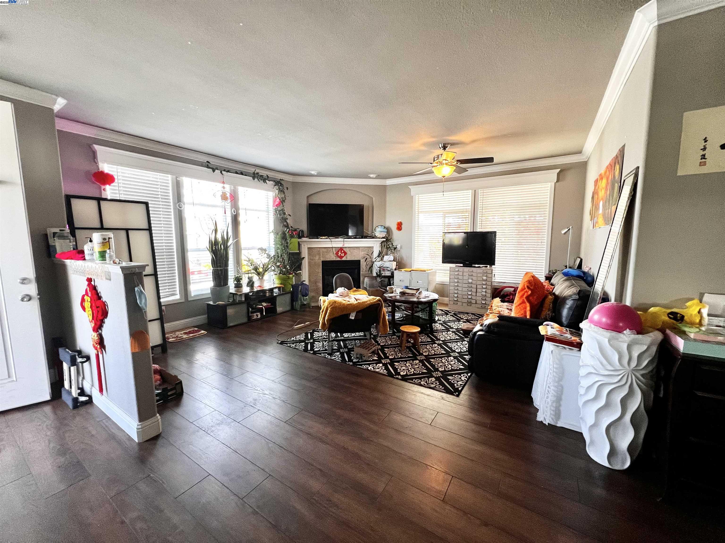 Detail Gallery Image 3 of 12 For 1050 Borregas Ave #1,  Sunnyvale,  CA 94089 - 3 Beds | 2/1 Baths