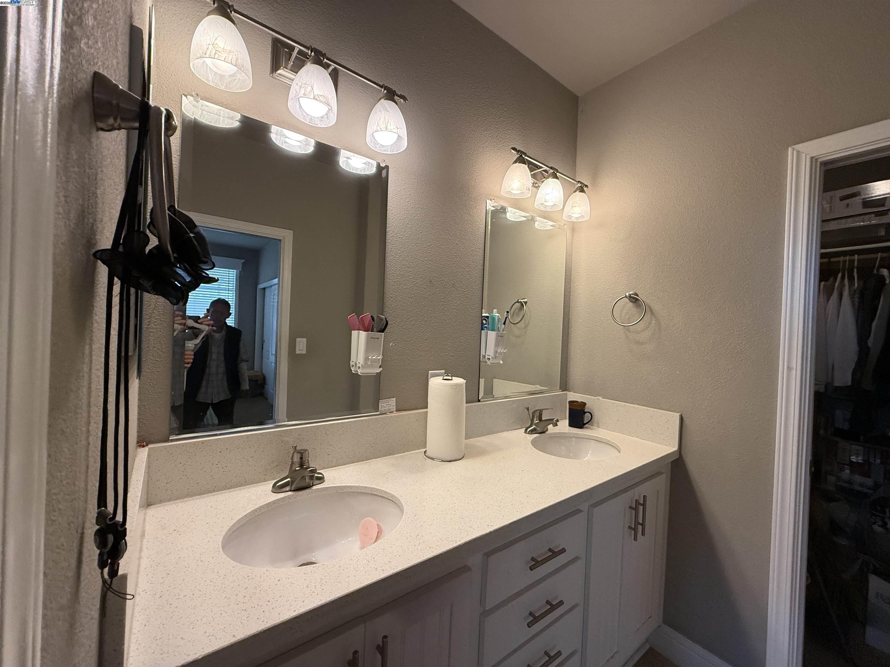 Detail Gallery Image 9 of 13 For 1050 Borregas Ave #1,  Sunnyvale,  CA 94089 - 3 Beds | 2/1 Baths