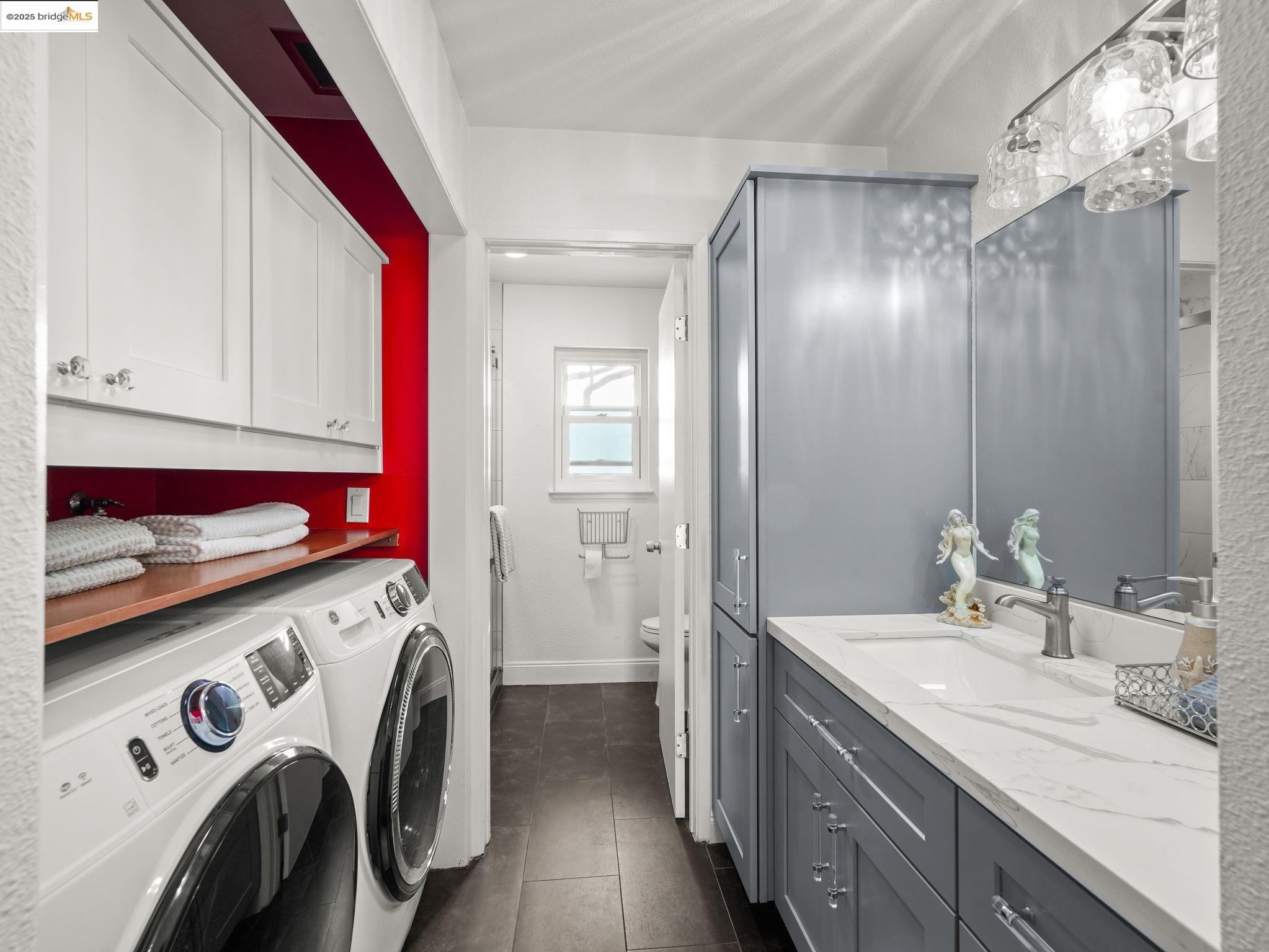 Detail Gallery Image 2 of 41 For 2106 Otis Dr #D,  Alameda,  CA 94501 - 2 Beds | 1/1 Baths