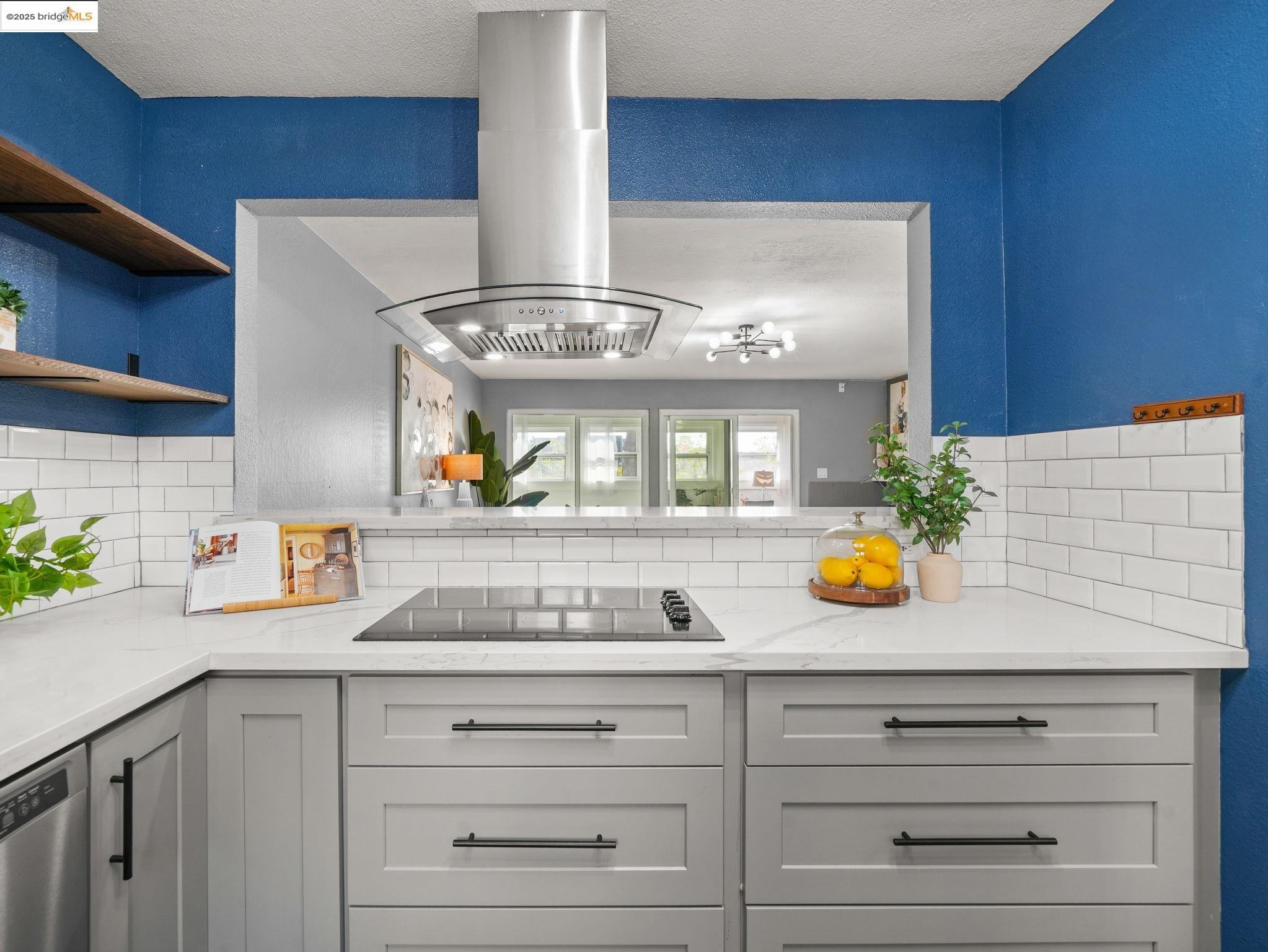 Detail Gallery Image 11 of 41 For 2106 Otis Dr #D,  Alameda,  CA 94501 - 2 Beds | 1/1 Baths