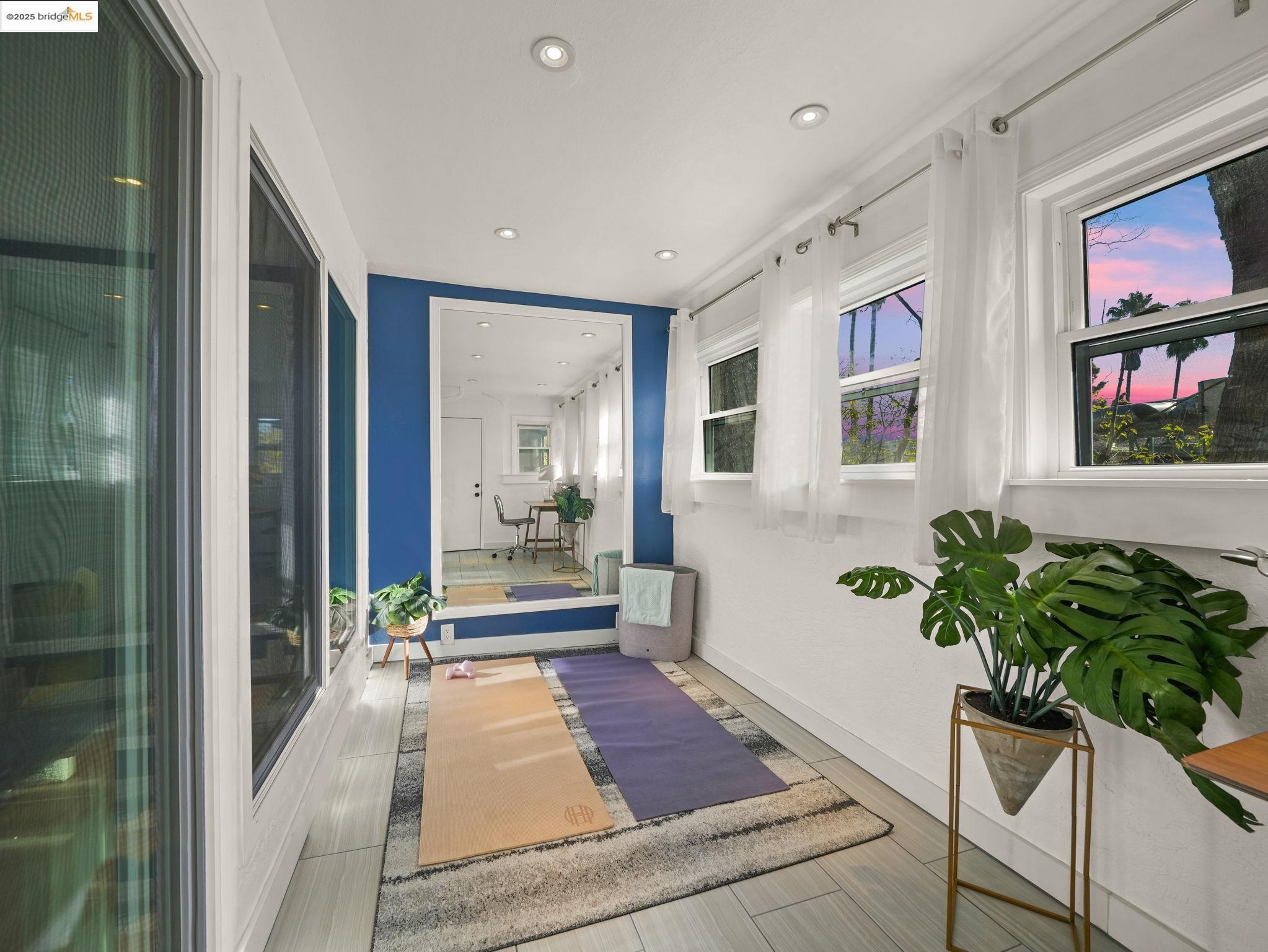 Detail Gallery Image 13 of 41 For 2106 Otis Dr #D,  Alameda,  CA 94501 - 2 Beds | 1/1 Baths