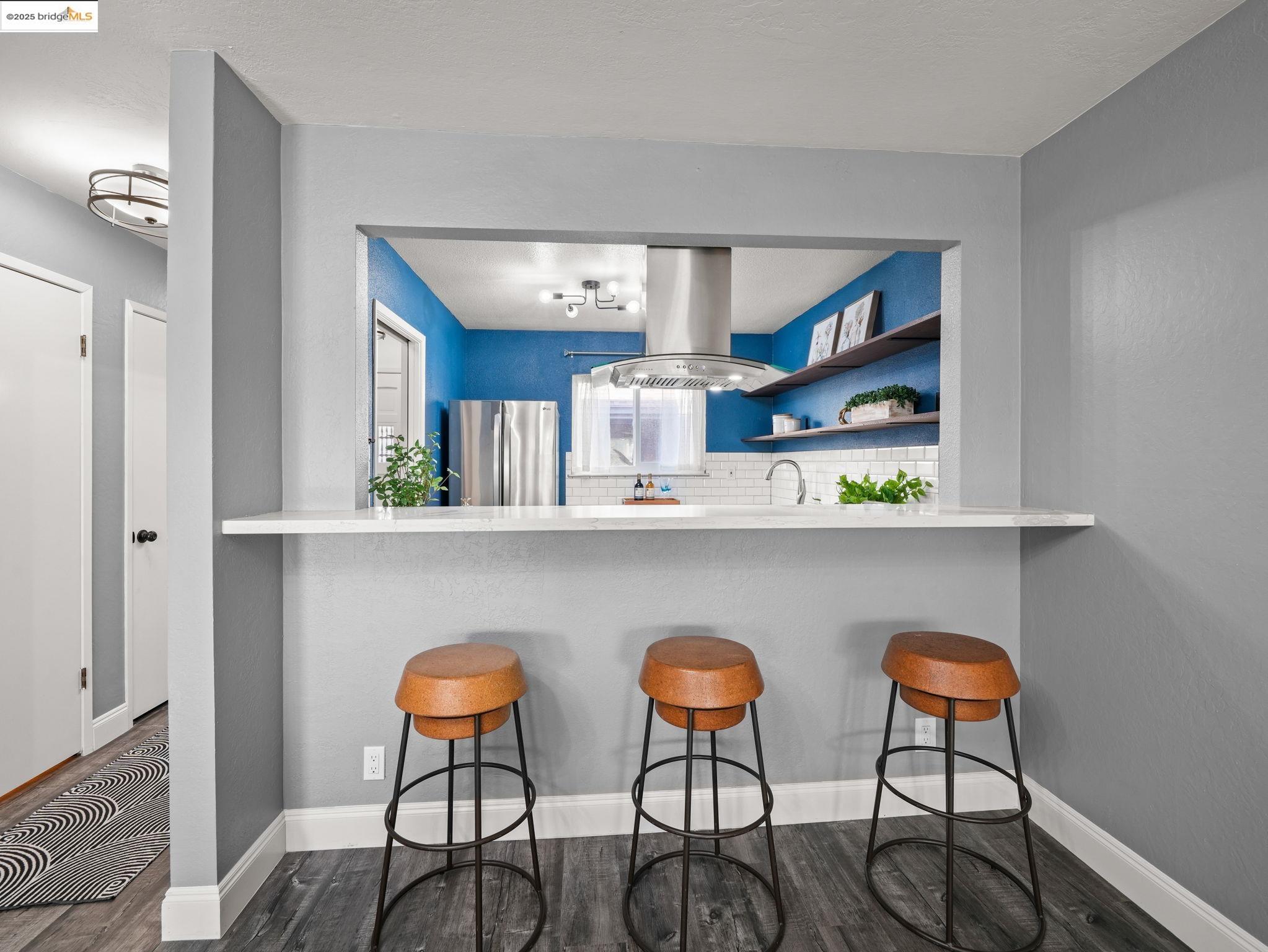 Detail Gallery Image 3 of 41 For 2106 Otis Dr #D,  Alameda,  CA 94501 - 2 Beds | 1/1 Baths