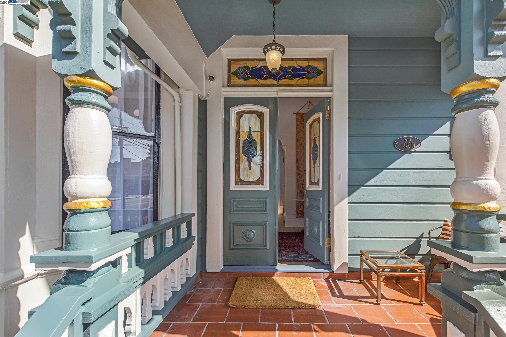 Detail Gallery Image 2 of 53 For 2061 Buena Vista Ave, Alameda,  CA 94501 - 7 Beds | 3/1 Baths