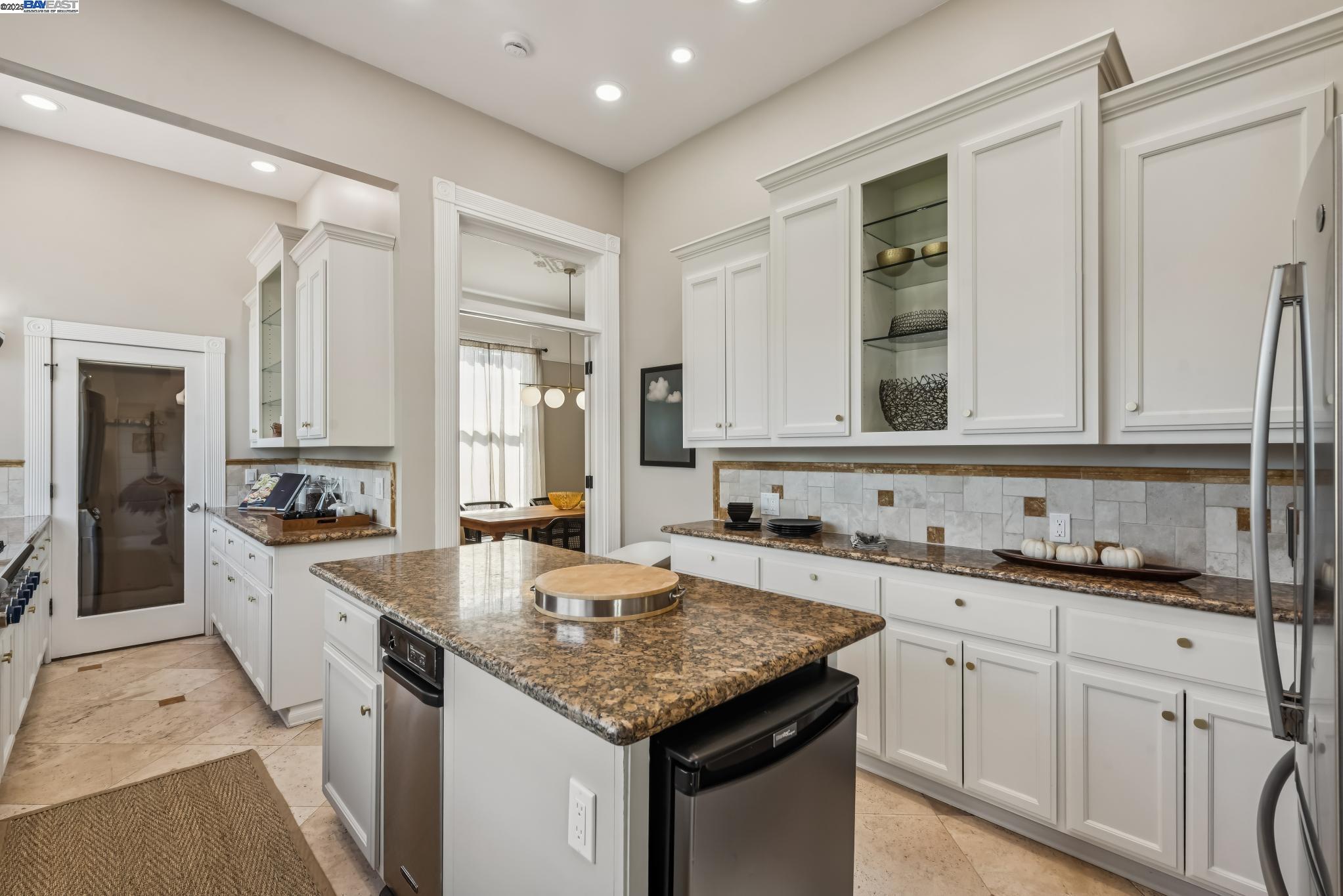 Detail Gallery Image 14 of 53 For 2061 Buena Vista Ave, Alameda,  CA 94501 - 7 Beds | 3/1 Baths