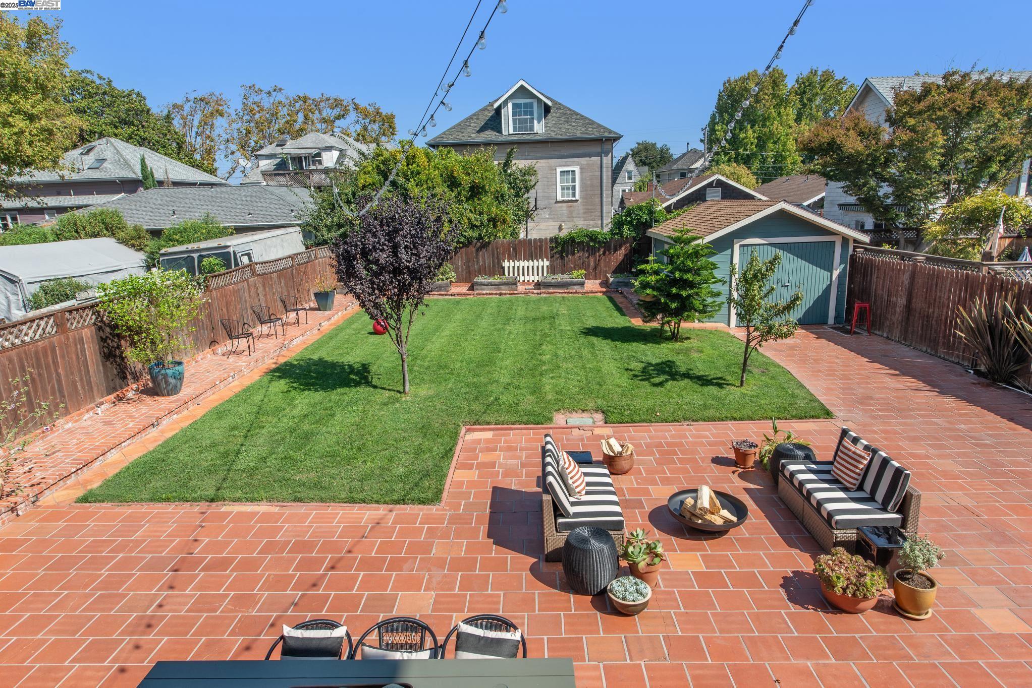 Detail Gallery Image 16 of 53 For 2061 Buena Vista Ave, Alameda,  CA 94501 - 7 Beds | 3/1 Baths