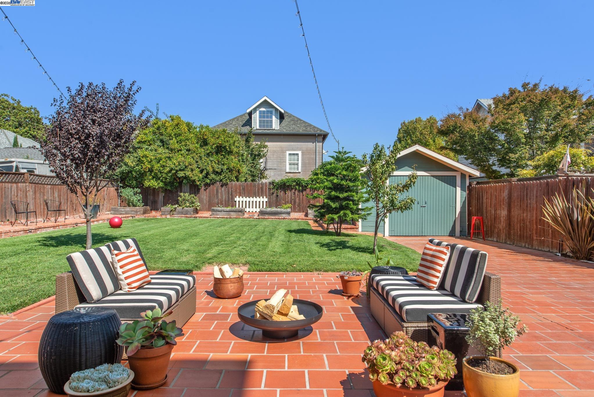 Detail Gallery Image 37 of 53 For 2061 Buena Vista Ave, Alameda,  CA 94501 - 7 Beds | 3/1 Baths