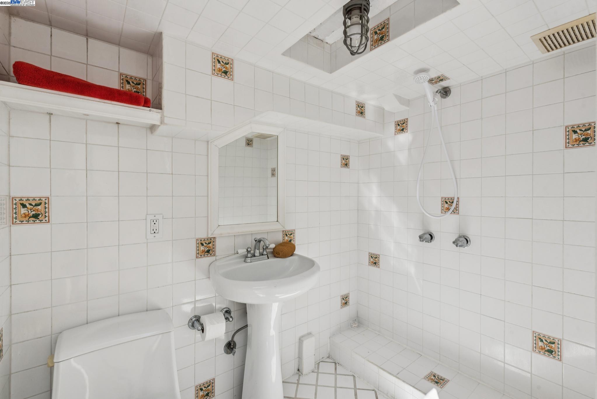 Detail Gallery Image 46 of 53 For 2061 Buena Vista Ave, Alameda,  CA 94501 - 7 Beds | 3/1 Baths