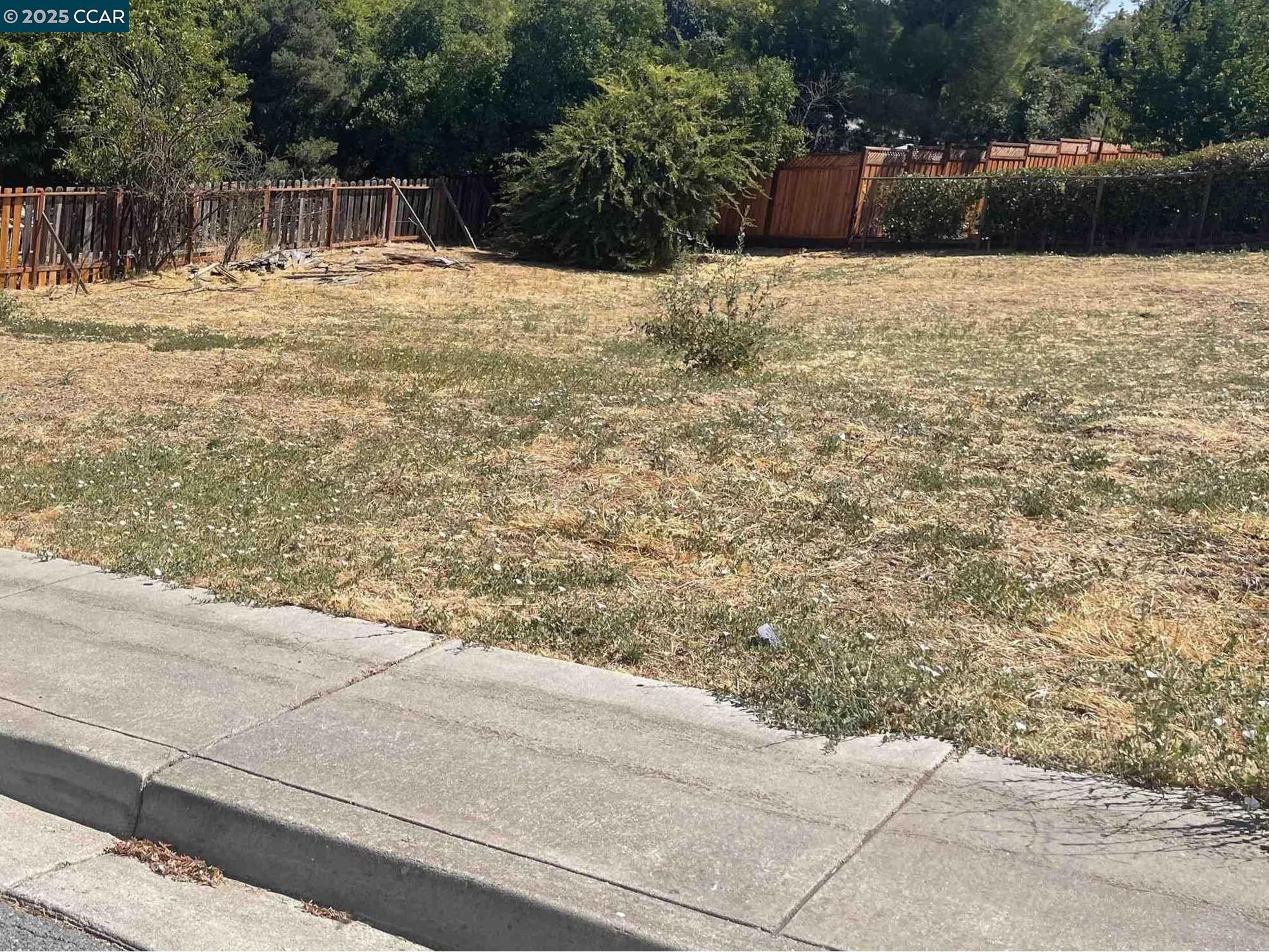 Detail Gallery Image 2 of 3 For 1170 Green Gables Ct, Concord,  CA 94518 - – Beds | – Baths