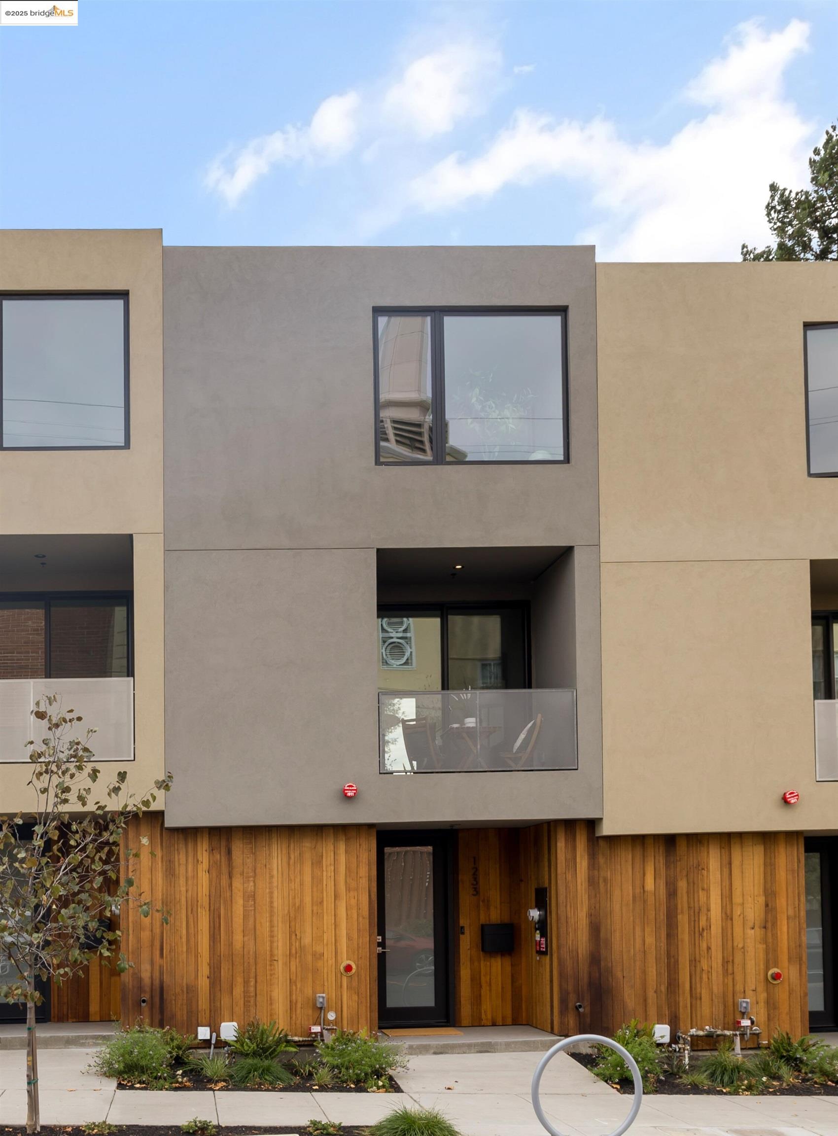 Detail Gallery Image 2 of 33 For 1233 Hampel St., Oakland,  CA 94602 - 3 Beds | 2 Baths