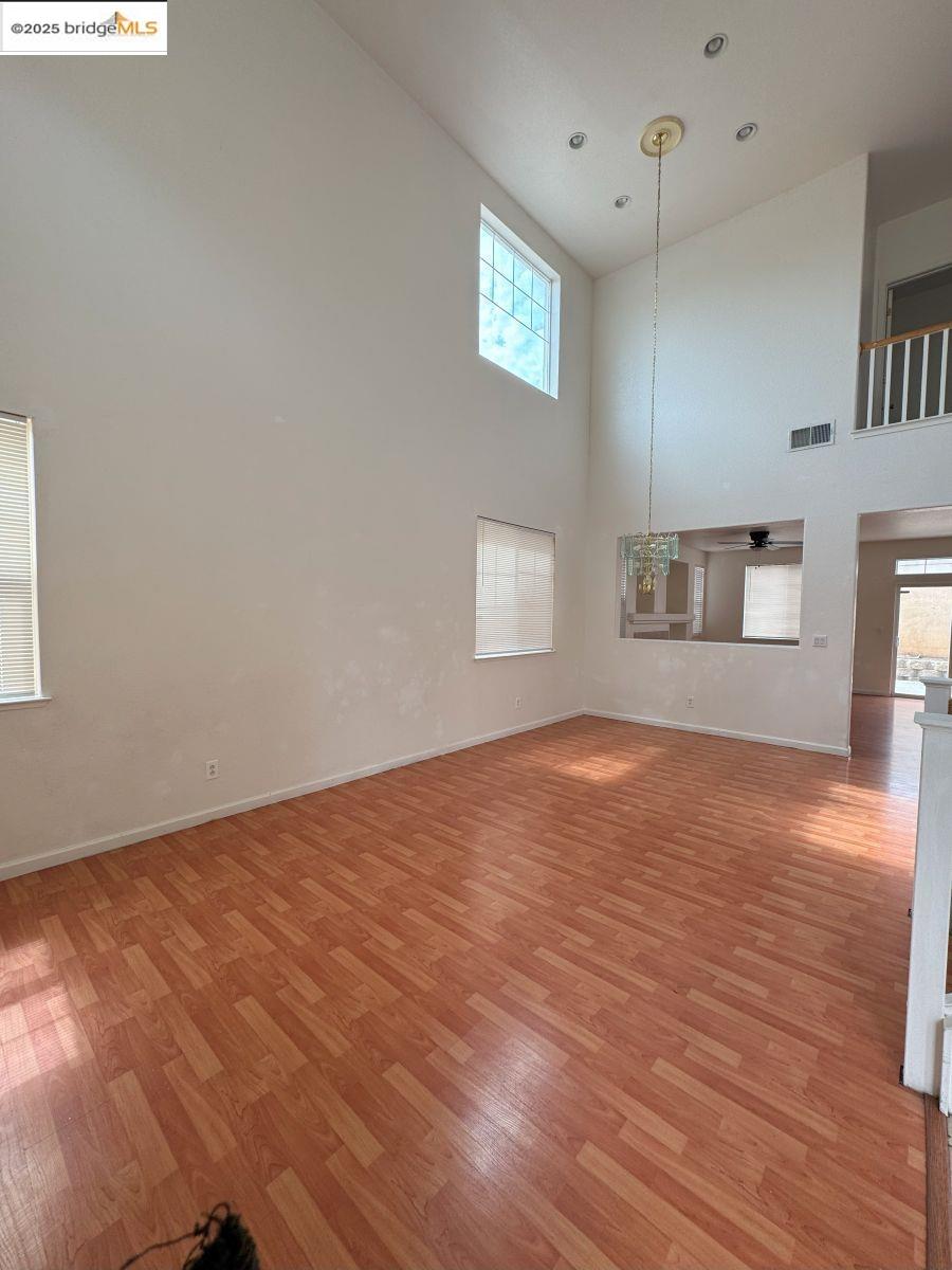 Detail Gallery Image 4 of 31 For 645 Rockspray Cir, Pittsburg,  CA 94565 - 4 Beds | 2/1 Baths