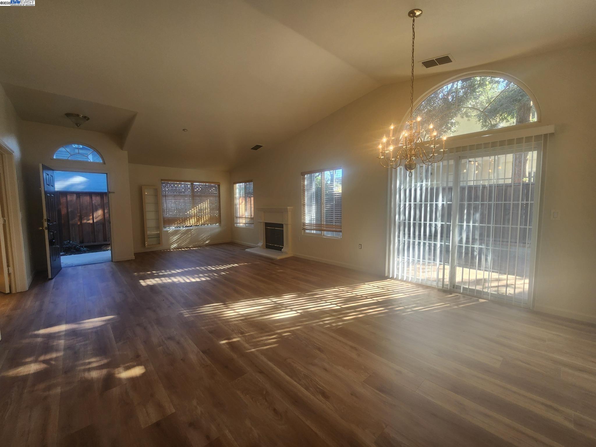 Detail Gallery Image 3 of 22 For 1536 Corte Reina Cmn, Livermore,  CA 94551-7432 - 3 Beds | 2 Baths