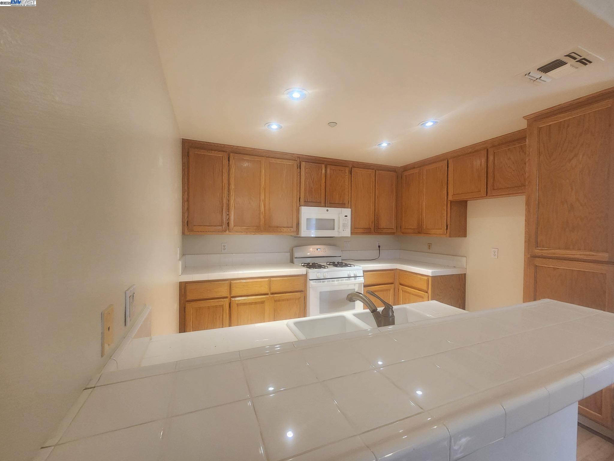 Detail Gallery Image 5 of 22 For 1536 Corte Reina Cmn, Livermore,  CA 94551-7432 - 3 Beds | 2 Baths