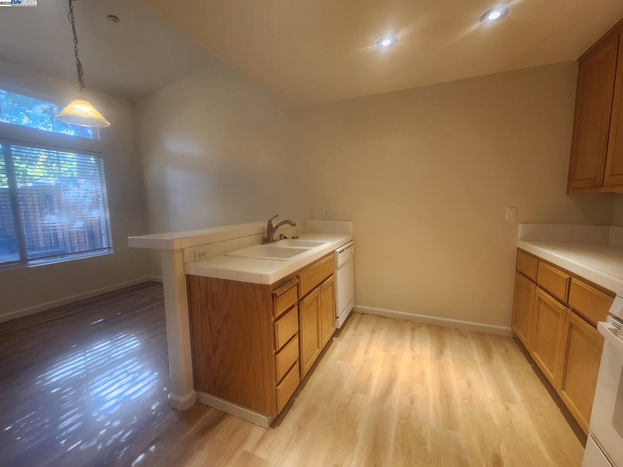 Detail Gallery Image 6 of 22 For 1536 Corte Reina Cmn, Livermore,  CA 94551-7432 - 3 Beds | 2 Baths