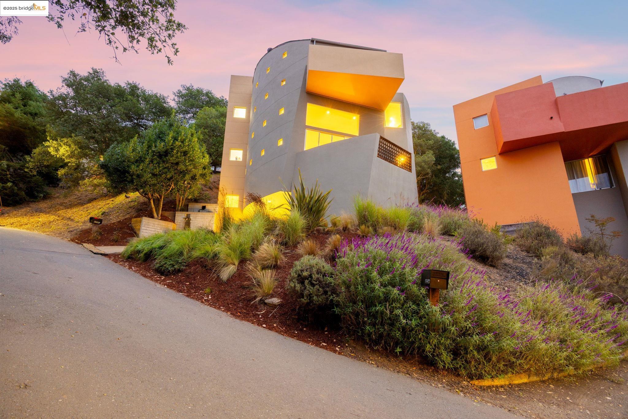 Detail Gallery Image 2 of 60 For 6590 Oakwood Dr, Oakland,  CA 94611 - 3 Beds | 2/1 Baths