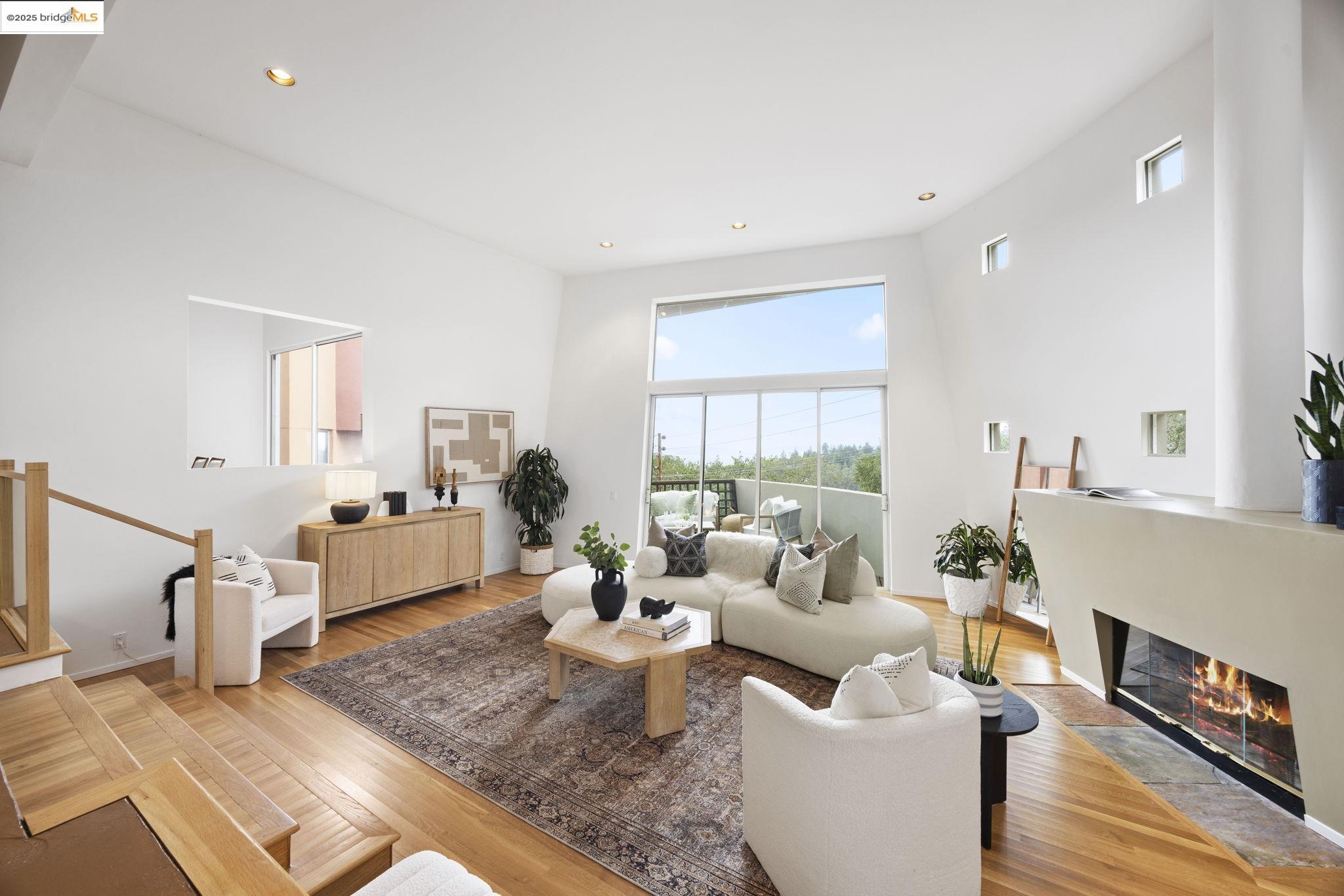 Detail Gallery Image 11 of 60 For 6590 Oakwood Dr, Oakland,  CA 94611 - 3 Beds | 2/1 Baths