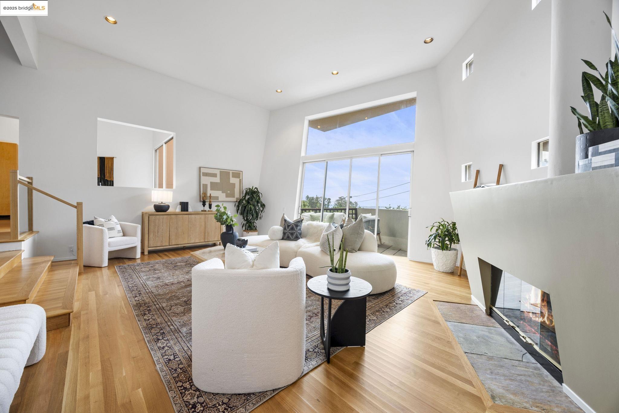 Detail Gallery Image 12 of 60 For 6590 Oakwood Dr, Oakland,  CA 94611 - 3 Beds | 2/1 Baths