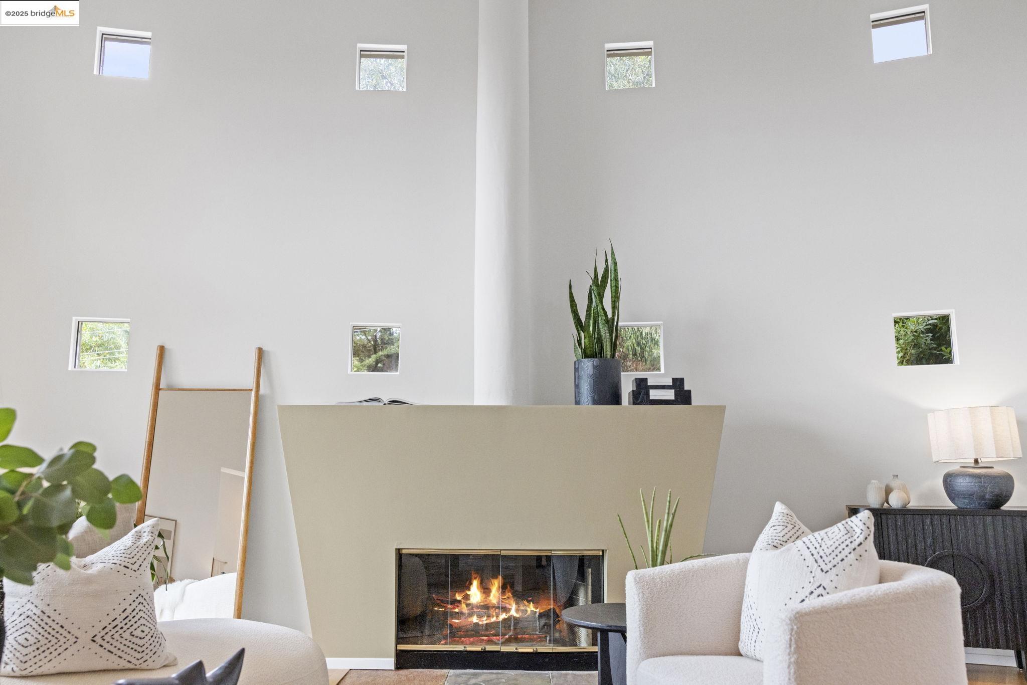 Detail Gallery Image 13 of 60 For 6590 Oakwood Dr, Oakland,  CA 94611 - 3 Beds | 2/1 Baths