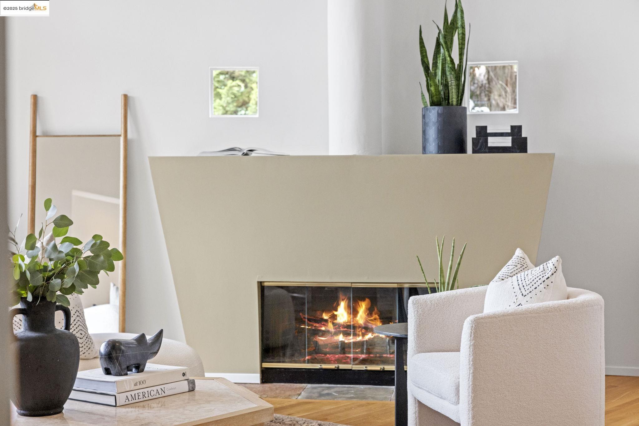 Detail Gallery Image 14 of 60 For 6590 Oakwood Dr, Oakland,  CA 94611 - 3 Beds | 2/1 Baths