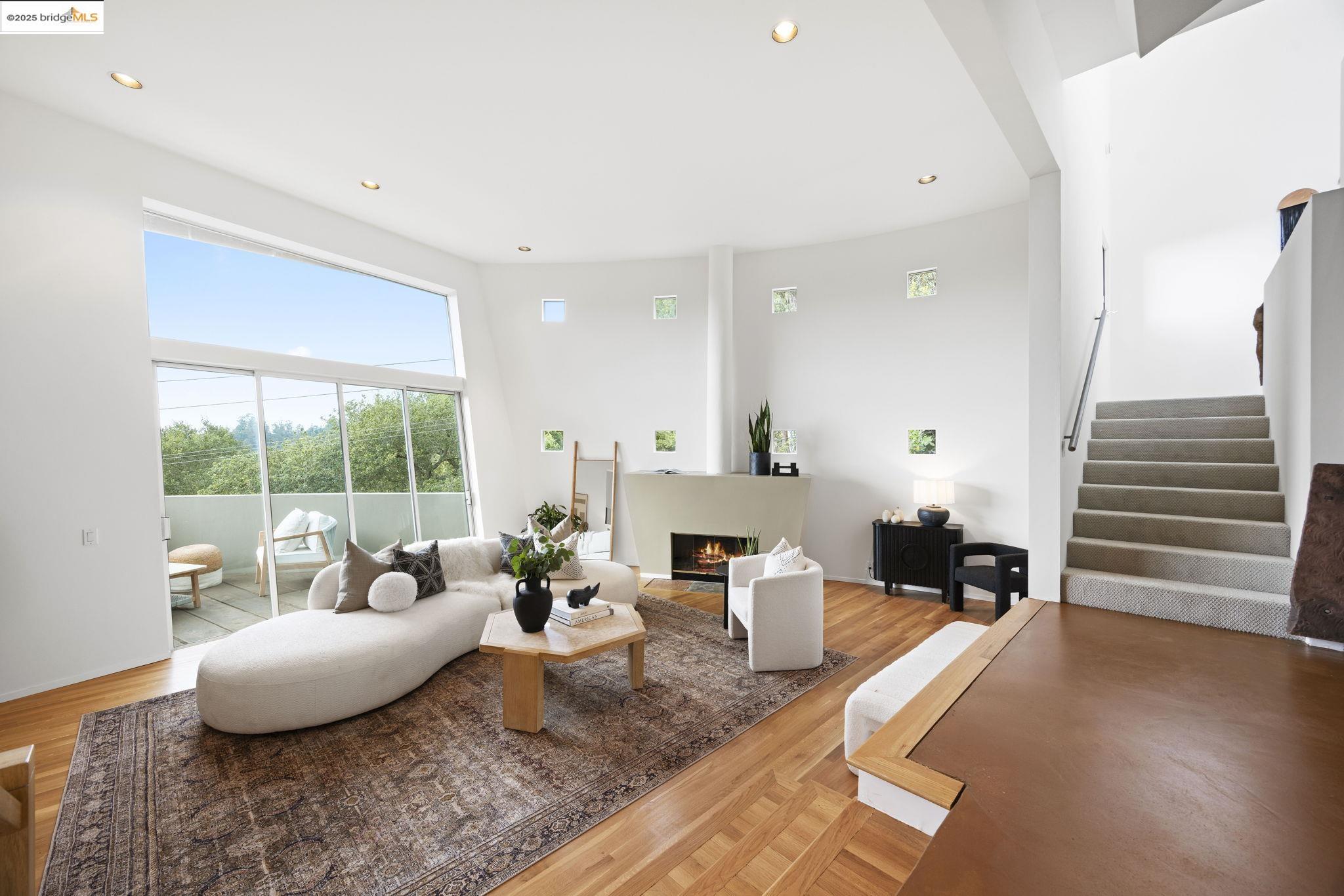 Detail Gallery Image 15 of 60 For 6590 Oakwood Dr, Oakland,  CA 94611 - 3 Beds | 2/1 Baths