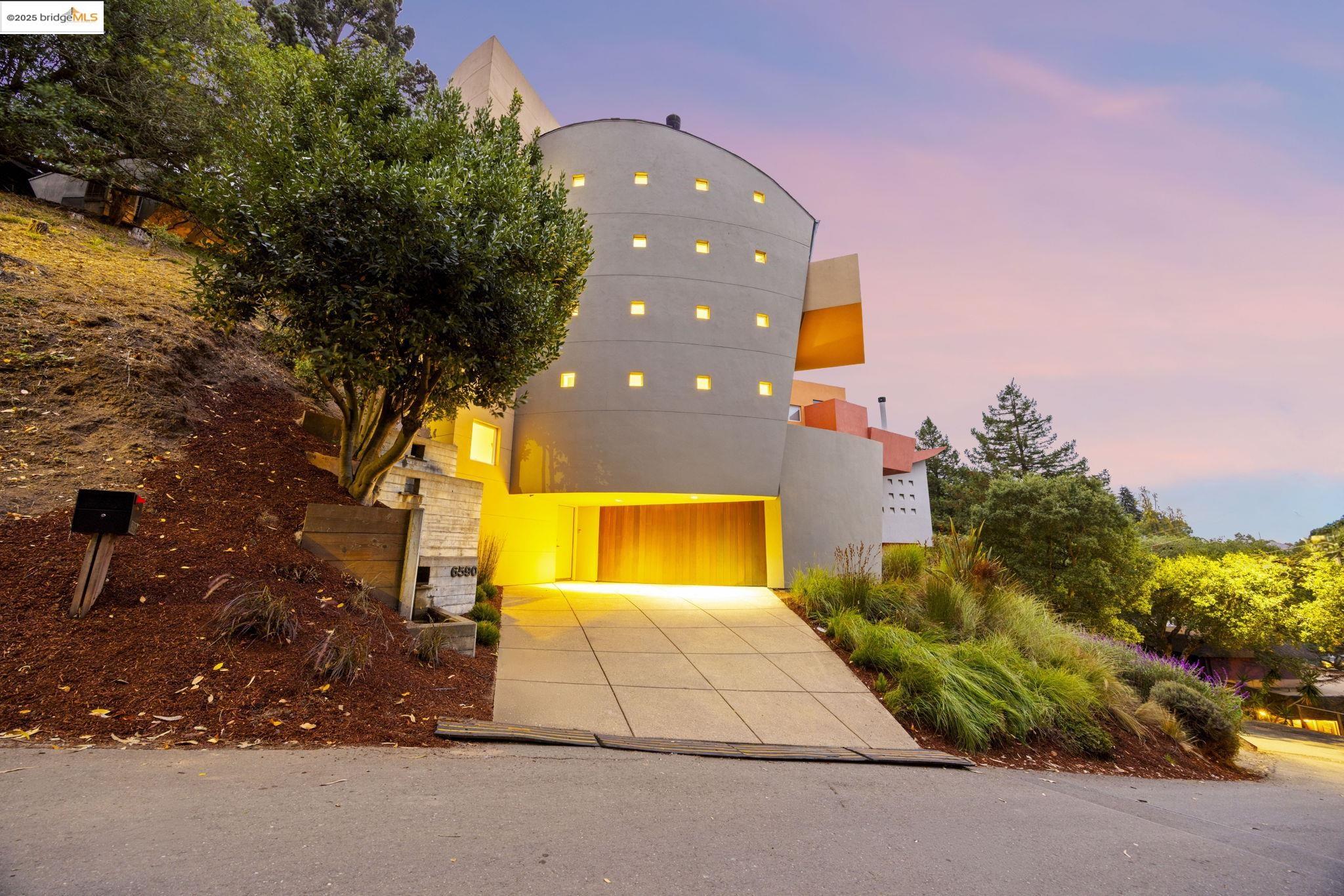 Detail Gallery Image 3 of 60 For 6590 Oakwood Dr, Oakland,  CA 94611 - 3 Beds | 2/1 Baths