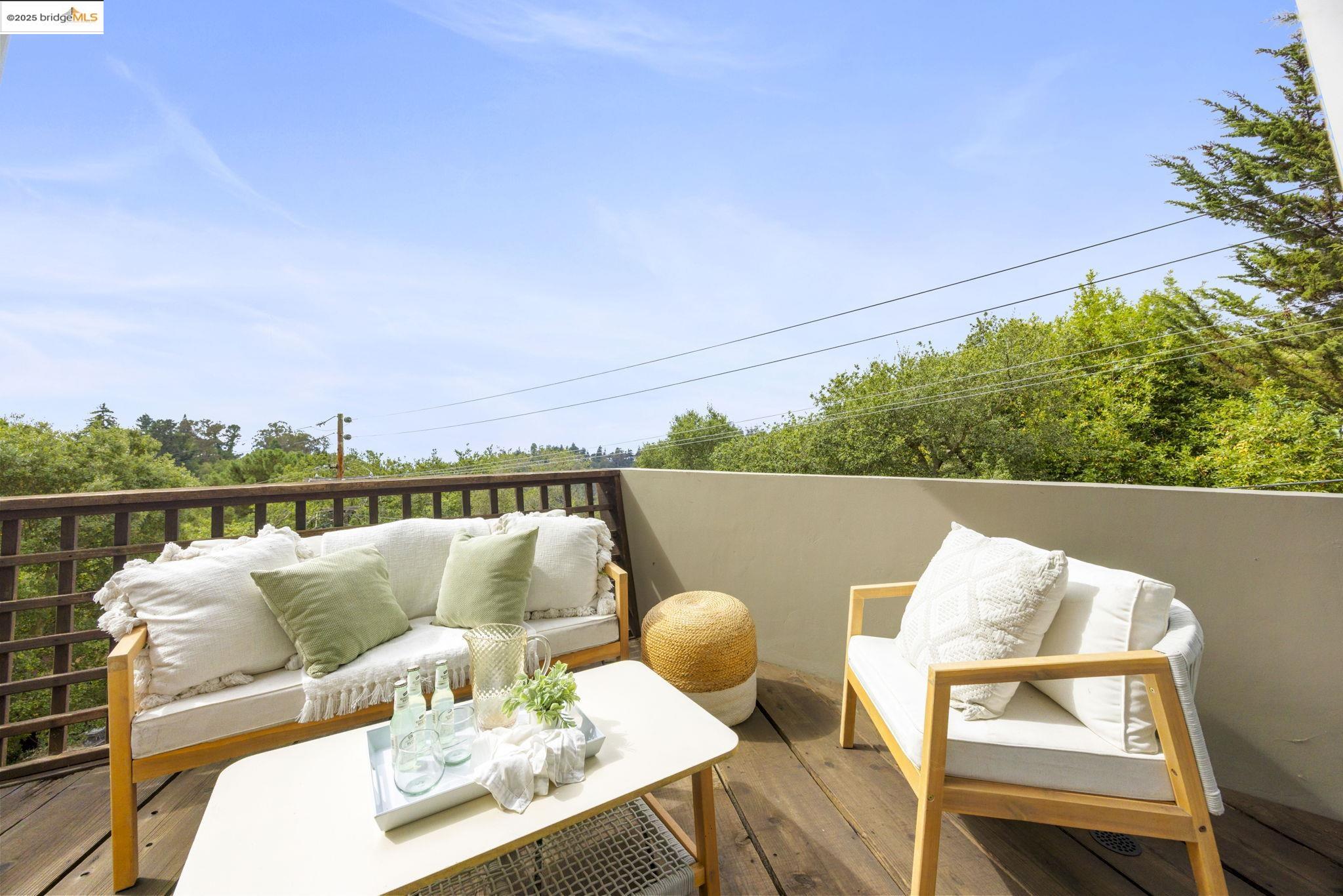 Detail Gallery Image 21 of 60 For 6590 Oakwood Dr, Oakland,  CA 94611 - 3 Beds | 2/1 Baths