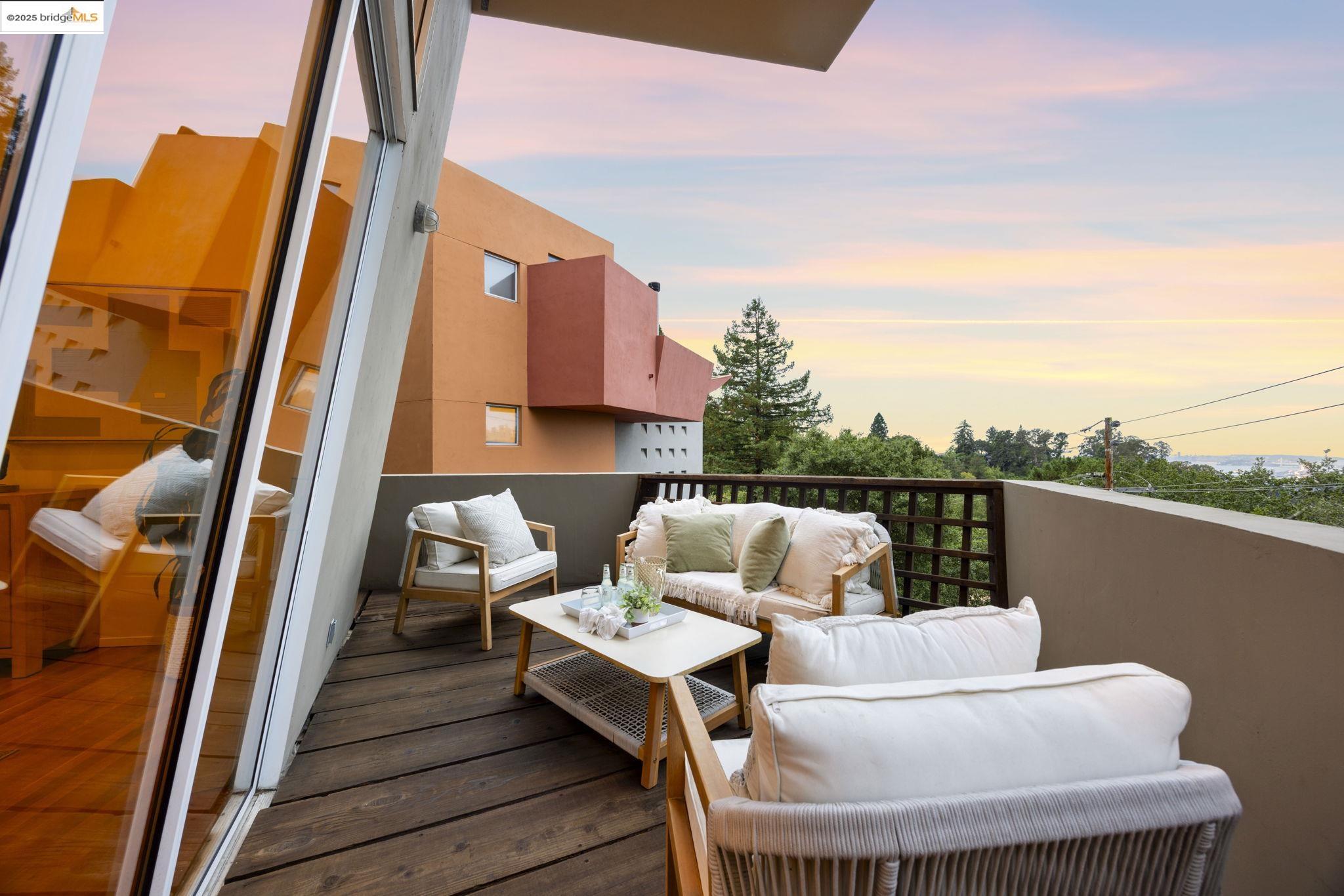 Detail Gallery Image 24 of 60 For 6590 Oakwood Dr, Oakland,  CA 94611 - 3 Beds | 2/1 Baths