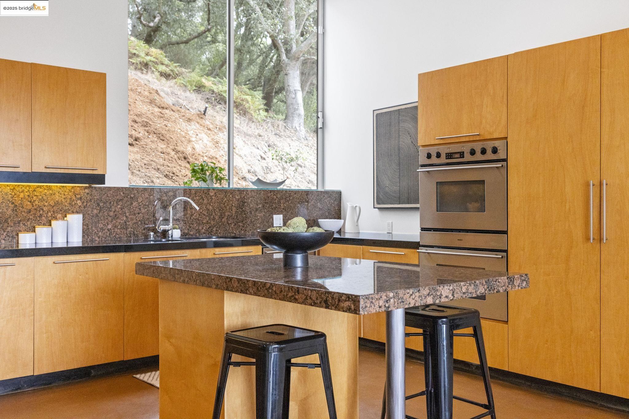 Detail Gallery Image 26 of 60 For 6590 Oakwood Dr, Oakland,  CA 94611 - 3 Beds | 2/1 Baths