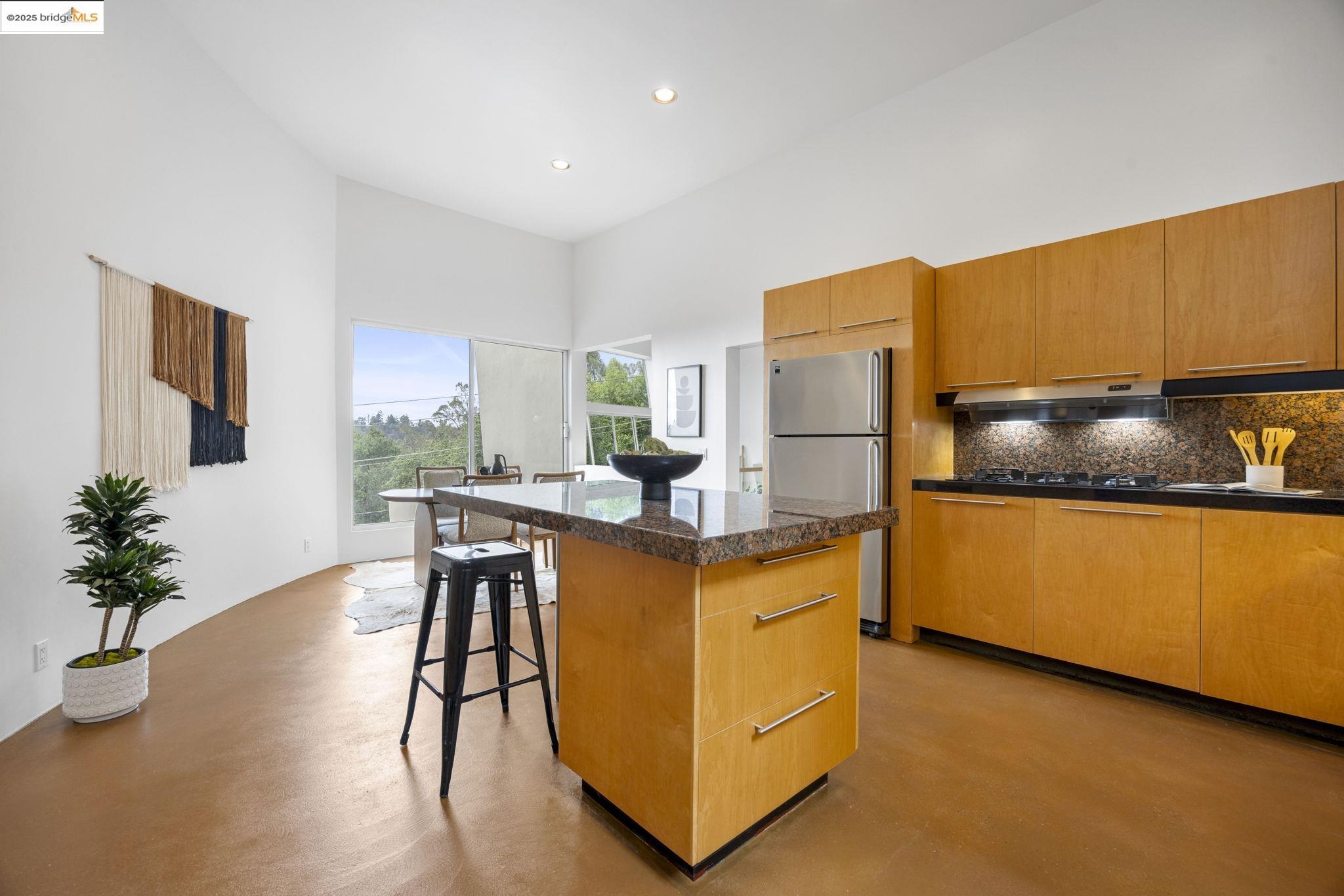 Detail Gallery Image 27 of 60 For 6590 Oakwood Dr, Oakland,  CA 94611 - 3 Beds | 2/1 Baths