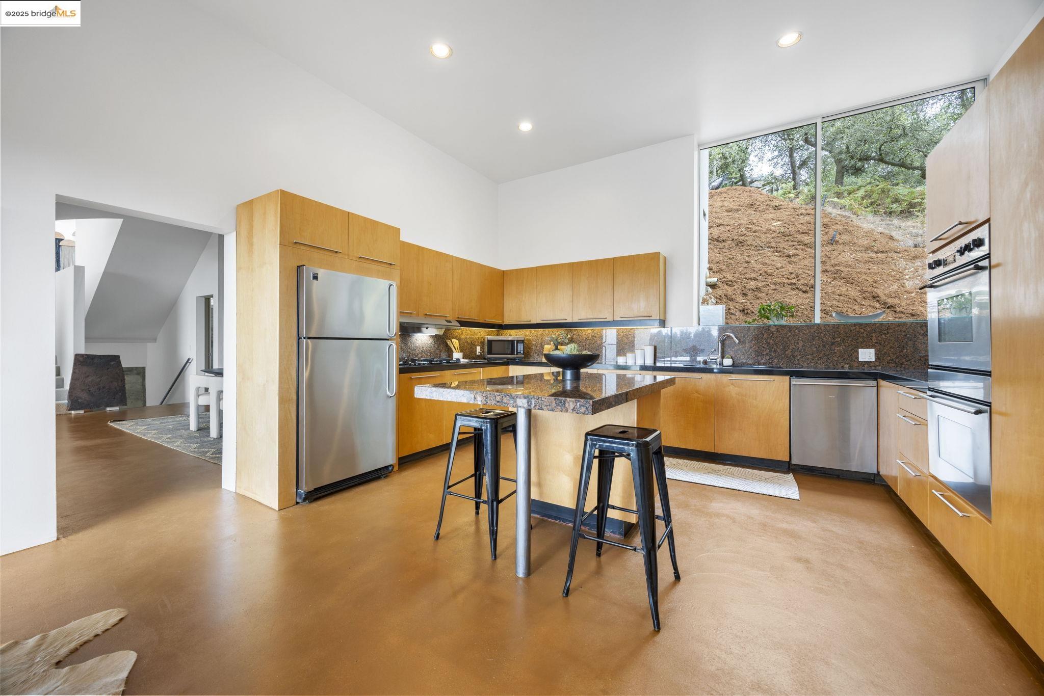 Detail Gallery Image 28 of 60 For 6590 Oakwood Dr, Oakland,  CA 94611 - 3 Beds | 2/1 Baths