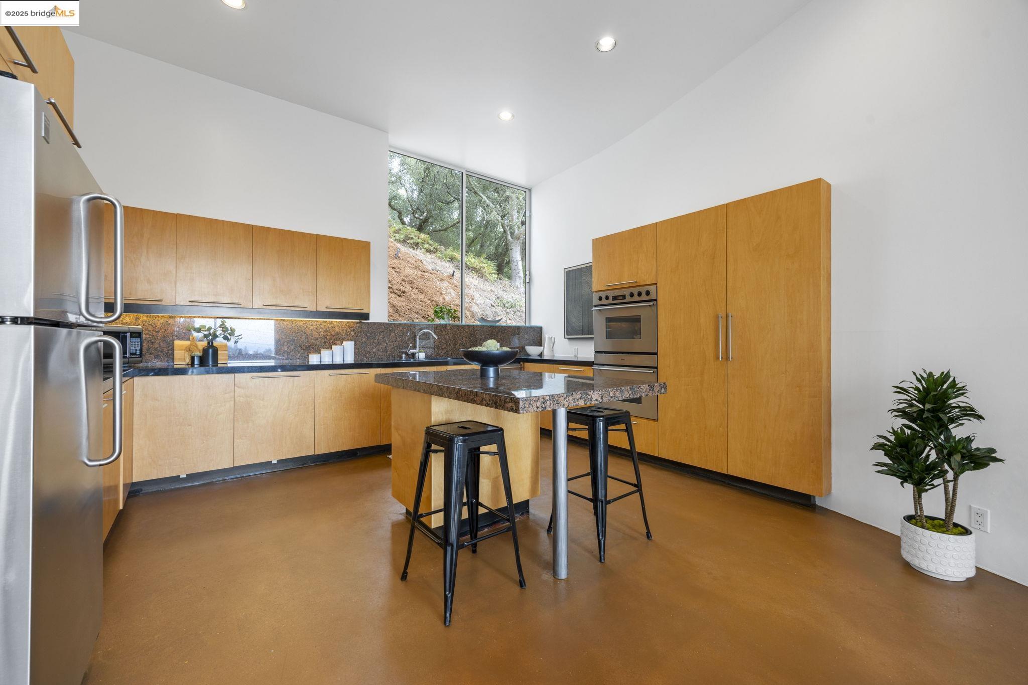 Detail Gallery Image 29 of 60 For 6590 Oakwood Dr, Oakland,  CA 94611 - 3 Beds | 2/1 Baths