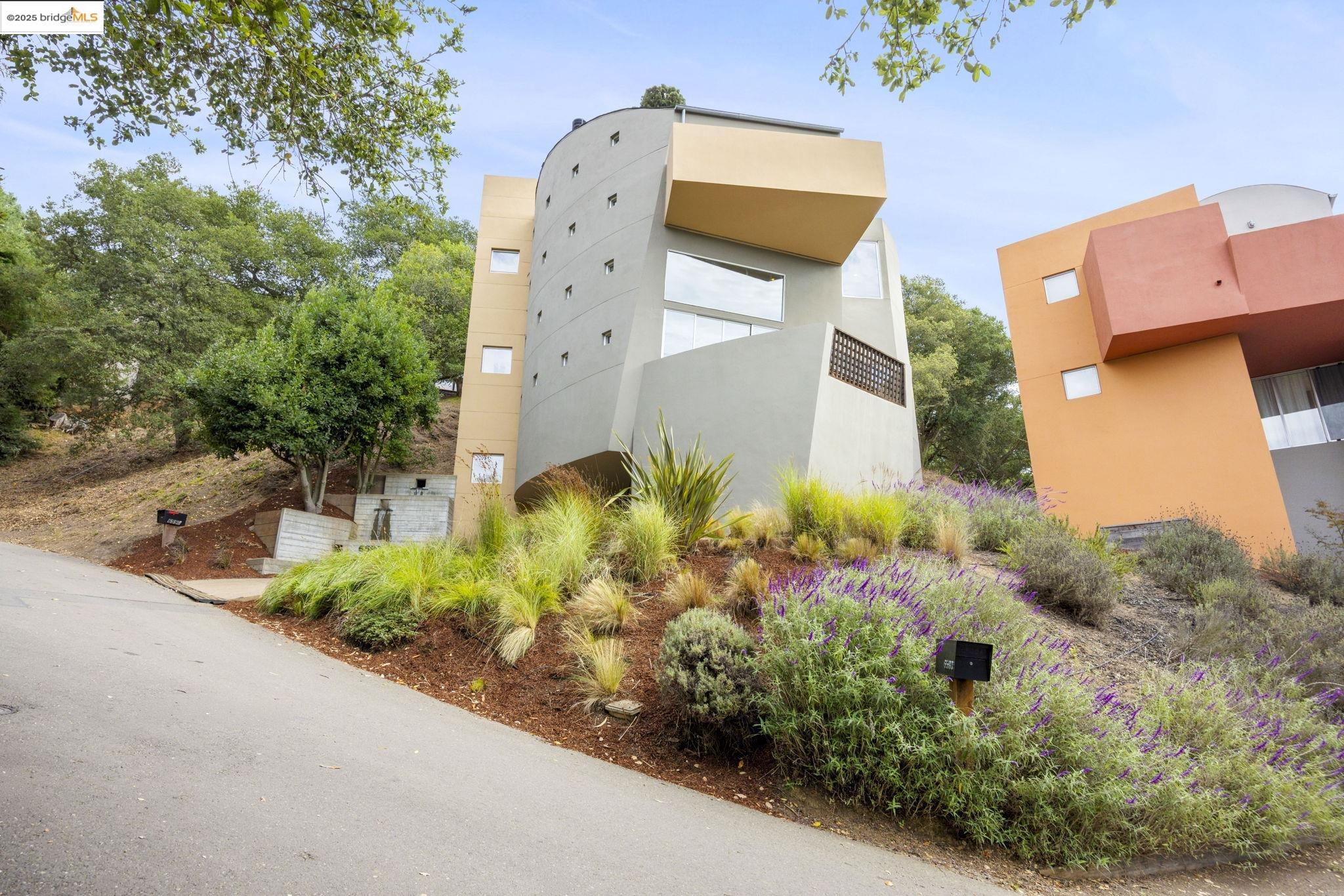 Detail Gallery Image 4 of 60 For 6590 Oakwood Dr, Oakland,  CA 94611 - 3 Beds | 2/1 Baths