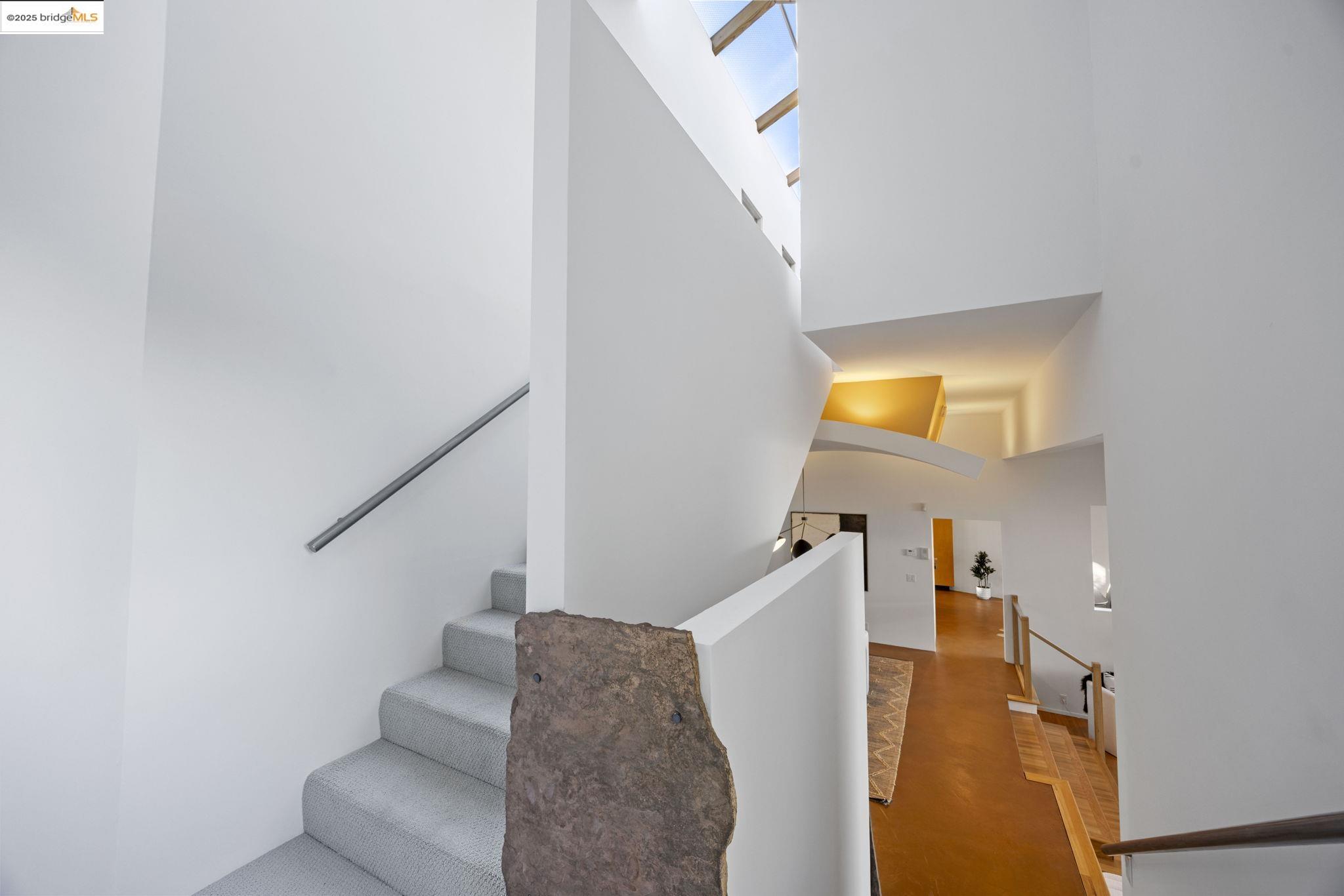 Detail Gallery Image 32 of 60 For 6590 Oakwood Dr, Oakland,  CA 94611 - 3 Beds | 2/1 Baths