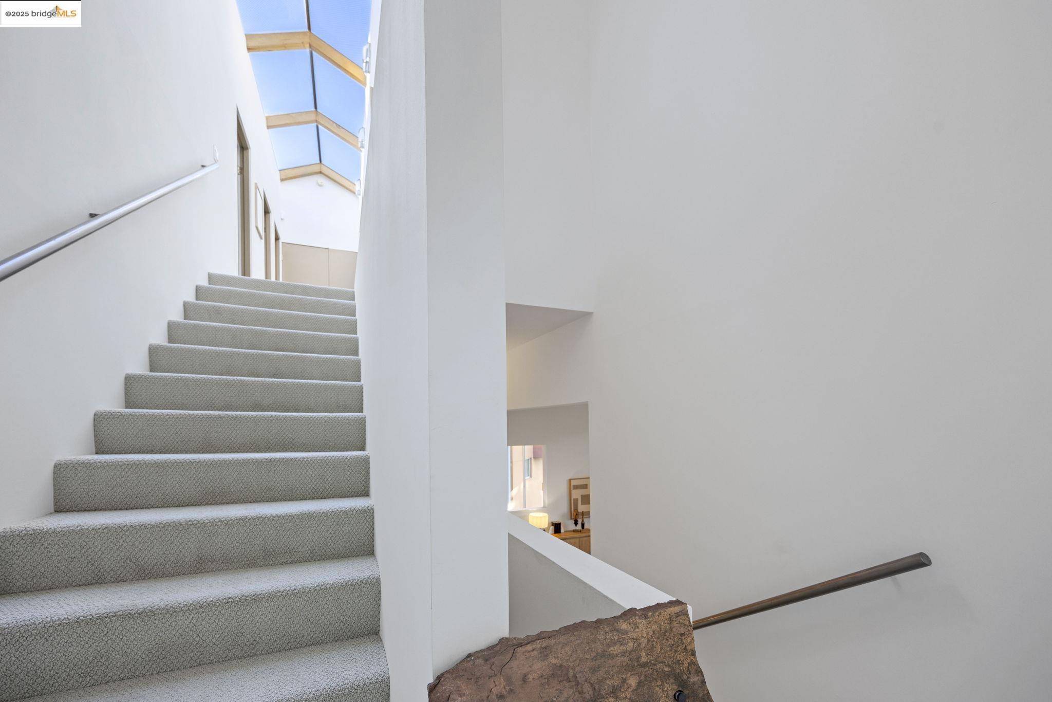 Detail Gallery Image 33 of 60 For 6590 Oakwood Dr, Oakland,  CA 94611 - 3 Beds | 2/1 Baths