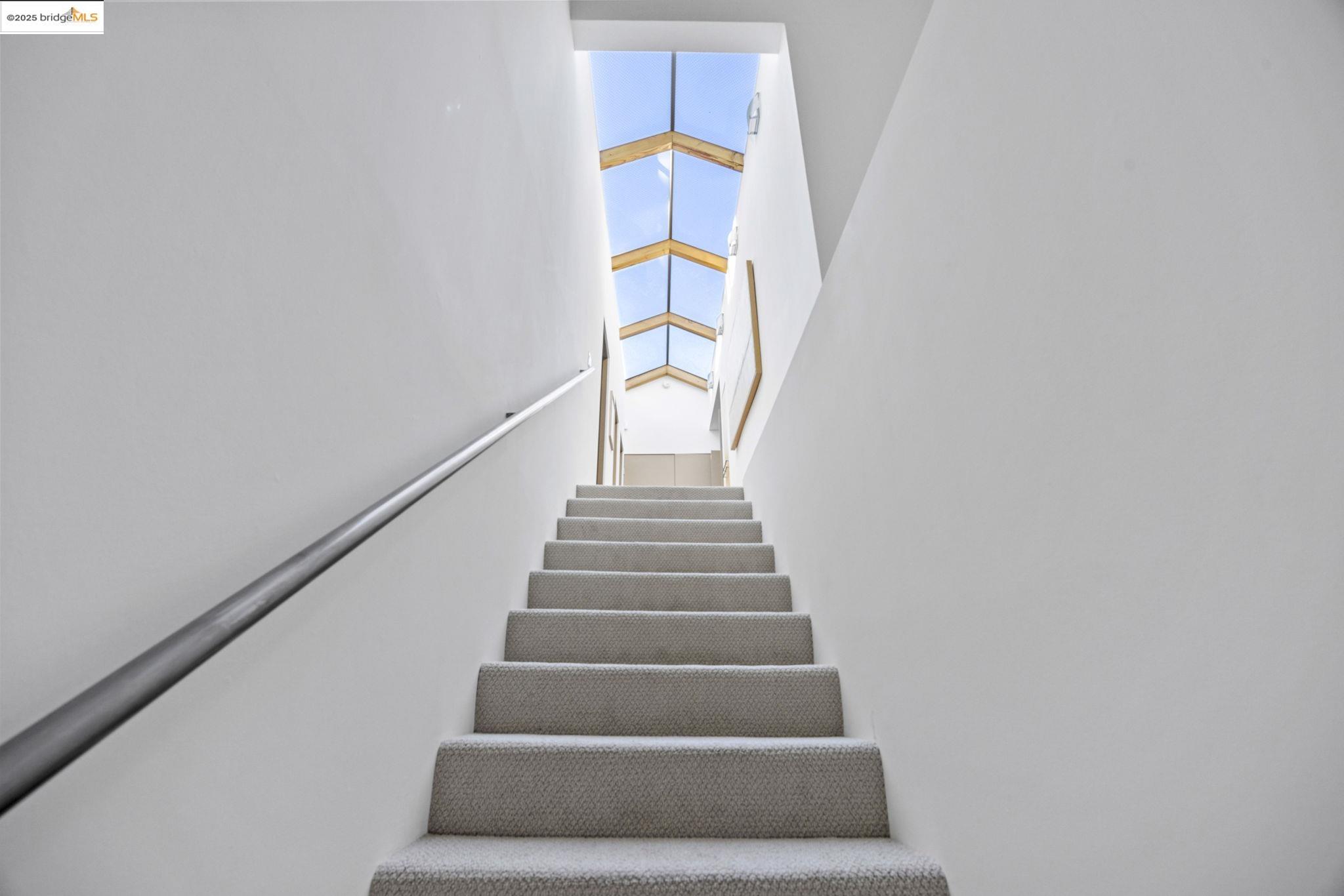 Detail Gallery Image 34 of 60 For 6590 Oakwood Dr, Oakland,  CA 94611 - 3 Beds | 2/1 Baths