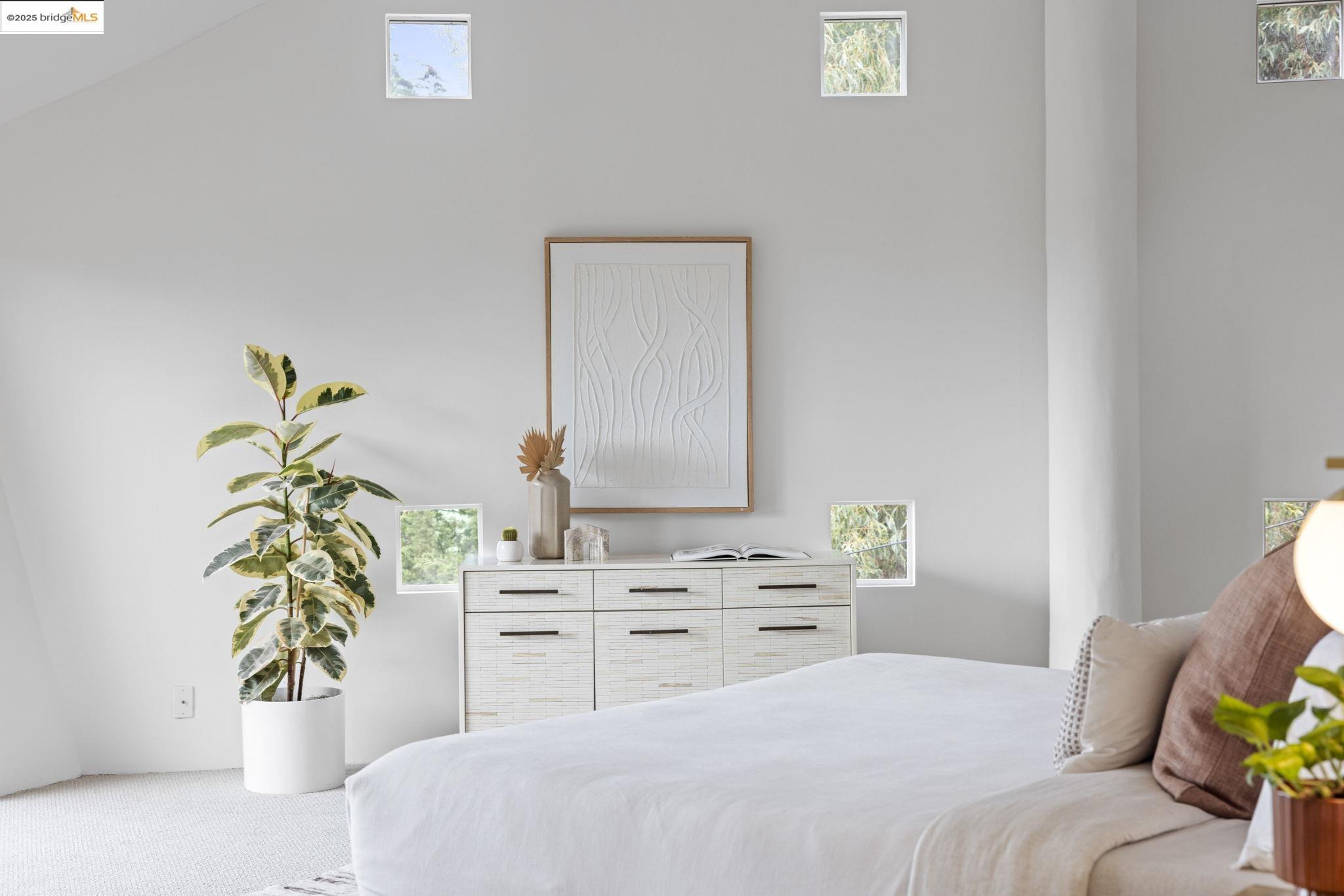 Detail Gallery Image 36 of 60 For 6590 Oakwood Dr, Oakland,  CA 94611 - 3 Beds | 2/1 Baths