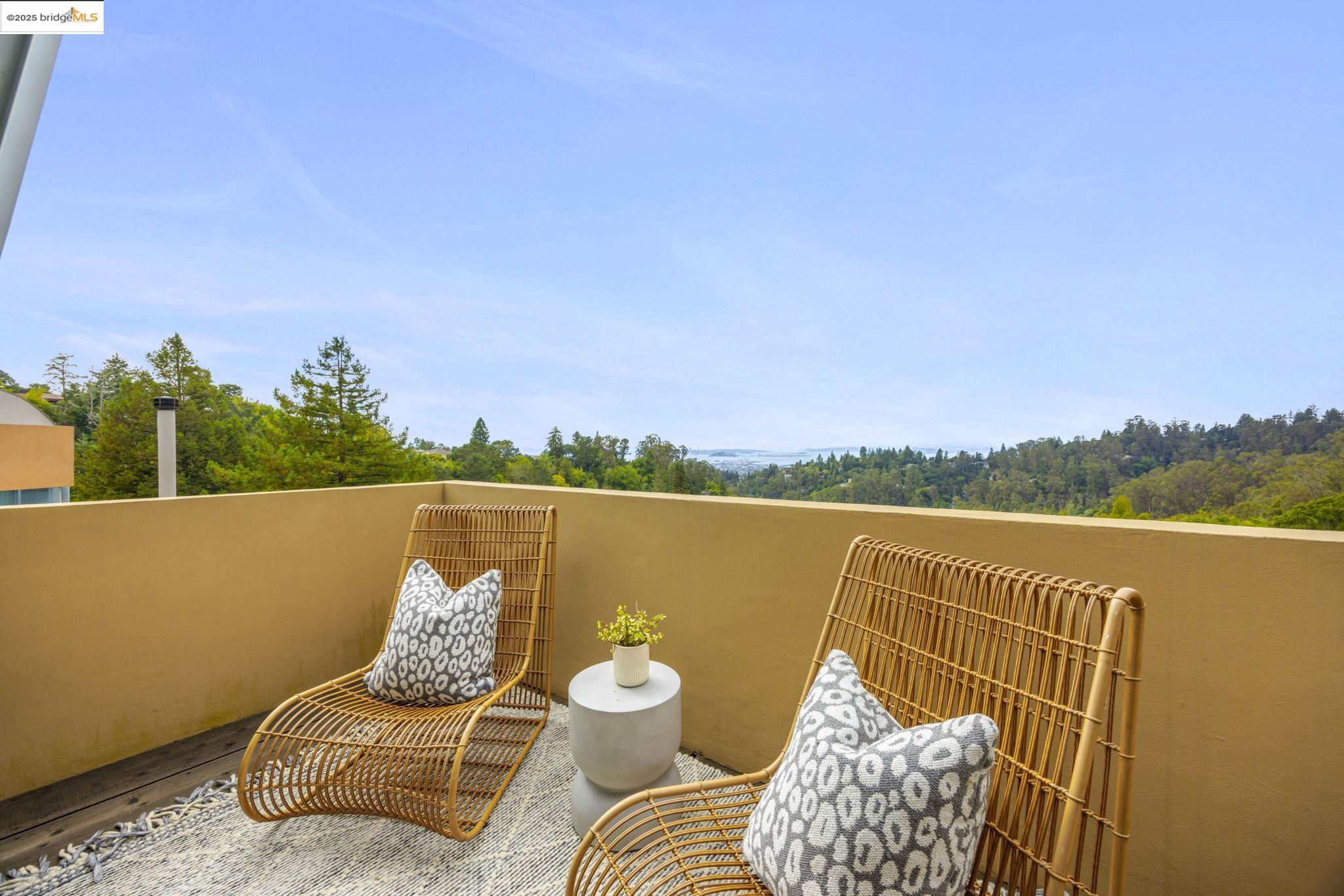 Detail Gallery Image 39 of 60 For 6590 Oakwood Dr, Oakland,  CA 94611 - 3 Beds | 2/1 Baths