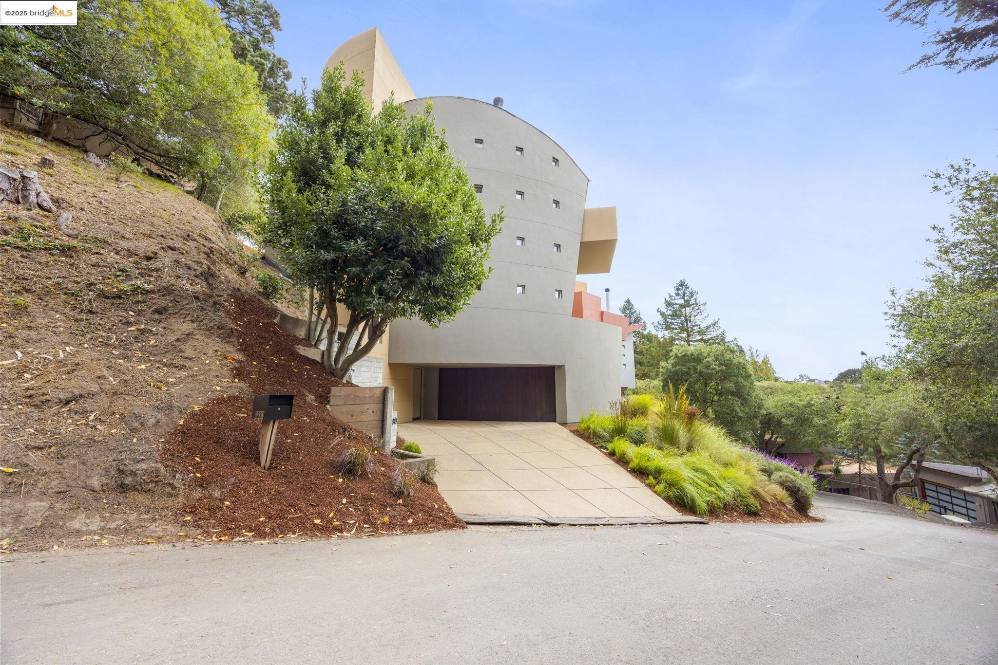 Detail Gallery Image 5 of 60 For 6590 Oakwood Dr, Oakland,  CA 94611 - 3 Beds | 2/1 Baths