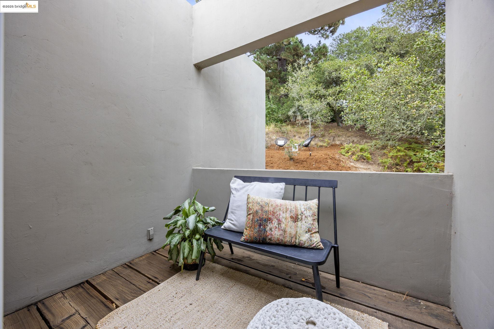 Detail Gallery Image 45 of 60 For 6590 Oakwood Dr, Oakland,  CA 94611 - 3 Beds | 2/1 Baths